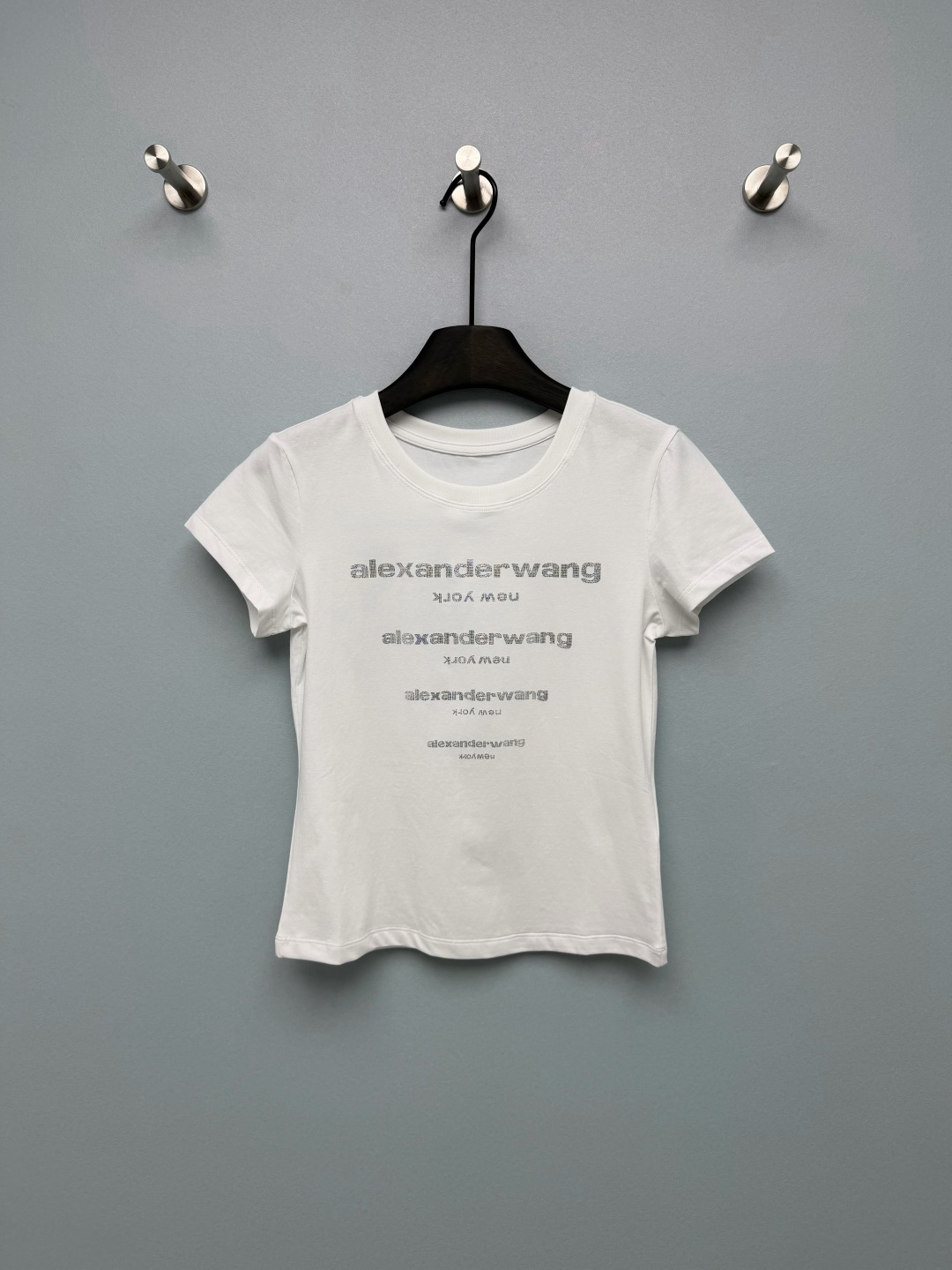 NO:820790,Alexander Wa*g26 new hot girl style short T-shirt  The brand letters arranged on the chest are hot-drilled, which brings high recognition. The flash diamond technology has a bling effect under the sun, which makes it full of sweetness and coolness. The short slim cut just exposes the waistline, optimizes the body proportions, and creates a three-quarter effect, which is the 'fit for hot girls'.  'Proportion artifact'. High-elastic knitted fabric fits the body shape without being tight. The upper body is comfortable and skin-friendly, and there is no sense of restraint in daily wear. The white is fresh and sweet, and the black is cool and sexy. The two styles can be switched with one click, and they are perfect with jeans, overalls, and hot skirts!  Hot girl T-shirts that must be in the wardrobe, sweet and cool girls can rush with their eyes closed!  2 colors and 3 codes SML, Alexander Wang-clothing, alexander wang, skirts, jeans, tees, t-shirt,19860909Alexander Wa*g26新款辣妹风短款T恤 胸前排列的品牌字母烫钻,自带高辨识度,闪钻工艺在阳光下自带bling效果,甜酷感拉满.短款修身剪裁,刚好露出腰线,优化身材比例,打造三七分效果,是辣妹穿搭的“比例神器”.高弹针织面料,贴合身形同时不紧绷,上身舒适亲肤,日常穿着无束缚感.白色清新甜妹,黑色酷飒拽姐,两种风格一键切换,搭配牛仔裤、工装裤、辣妹裙都超绝！衣柜里必须有的辣妹T恤,甜酷女孩闭眼冲！ 2色3码SML,亚历山大王-服装,alexander wang,skirts,jeans,tees，t-shirt,,Women's clothing