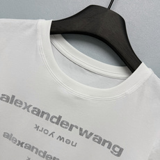 🔥🔥Alexander Wa*g26新款辣妹风短款T恤 胸前排列的品牌字母烫钻,自带高辨识度,闪钻工艺在 🔥🔥Alexander Wa*g26新款辣妹风短款T恤 胸前排列的品牌字母烫钻,自带高辨识度,闪钻工艺在