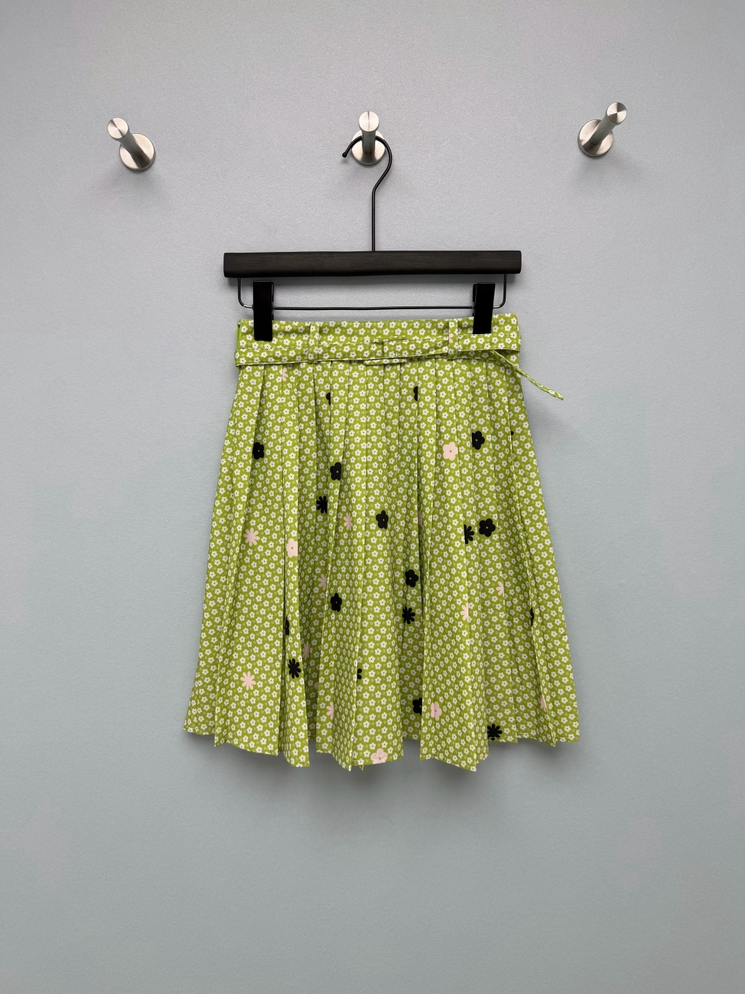 NO:820786,Maison margiel* 26 new small floral pleated skirt  1 High-waisted A-line pleated short skirt with built-in waist belt, which can easily raise the waistline and optimize body proportions; the neat pleated design has a fluffy feel, which is very friendly to pear-shaped figures, wide hips and thick legs, and has a full slimming effect. Both styles have fresh floral elements, the green one is refreshing and age-reducing, and the black one is retro and playful. The scattered contrasting flower patterns are lively and not cluttered, and have a summer atmosphere.  It comes with a belt of the same color, which can be freely adjusted for tightness, taking into account both beauty and practicality; the fabric is smooth and sinewy, not easy to wrinkle and has a sense of elegance, making it suitable for daily wear or travel!  2 colors and 3 sizes SML, women's clothing, skirts,19860909Maison margiel* 26新款小碎花百褶短裙 1高腰A字百褶短裙,自带收腰腰带,轻松拉高腰线,优化身材比例；利落的百褶设计自带蓬松感,对梨形身材、胯宽腿粗超友好,藏肉显瘦效果拉满.两款都是清新小碎花元素,绿色款清新减龄,黑色款复古俏皮,错落分布的撞色花朵图案活泼又不杂乱,自带夏日氛围感. 自带同色系腰带,可自由调节松紧,兼顾美观与实用性；面料垂顺有筋骨,不易皱且自带飘逸感,日常穿或出游都很合适！2色3码SML,女装,skirts,,Women's clothing