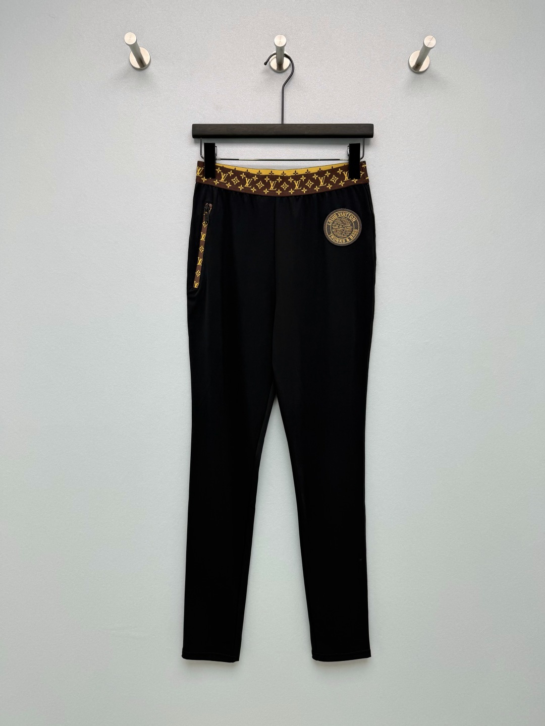 NO:820994,Louis Vuitto*26 new yoga leggings, Monogram presbyopic webbing waistband, side zipper decoration, with 'TRUNKS &  BAGS' circular badge, with iconic elements in every detail, low-key and high-profile luxury brand texture. The high-elastic slim leggings fit the leg shape without being tight and easily create comic legs; the high-elastic fabric is both breathable and wrapping, suitable for daily commuting and sports. The custom-made presbyopic zipper pockets on the side have both practicality and design, breaking the dull feeling of pure black. It can be combined with the sleeveless vest of the same series to form a suit, and you can easily achieve the retro sports style!  Solid color size 3 SML,Louis Vuitton-clothing,louis vuitton,louis vuitton,19860909Louis Vuitto*26新款瑜伽打底裤 Monogram老花织带腰头、侧边拉链装饰,搭配“TRUNKS & BAGS”圆形徽章,细节处尽显标志性元素,低调彰显奢牌质感.高弹修身leggings版型,贴合腿型不紧绷,轻松打造漫画腿；高弹力面料兼具透气与包裹性,日常通勤、运动都适配.侧边定制老花拉链口袋,兼具实用性与设计感,打破纯黑的沉闷感,和同系列无袖马甲组成套装,轻松拿捏复古运动风！单色3码SML,路易威登-服装,louis vuitton,louis vuitton,,Women's clothing