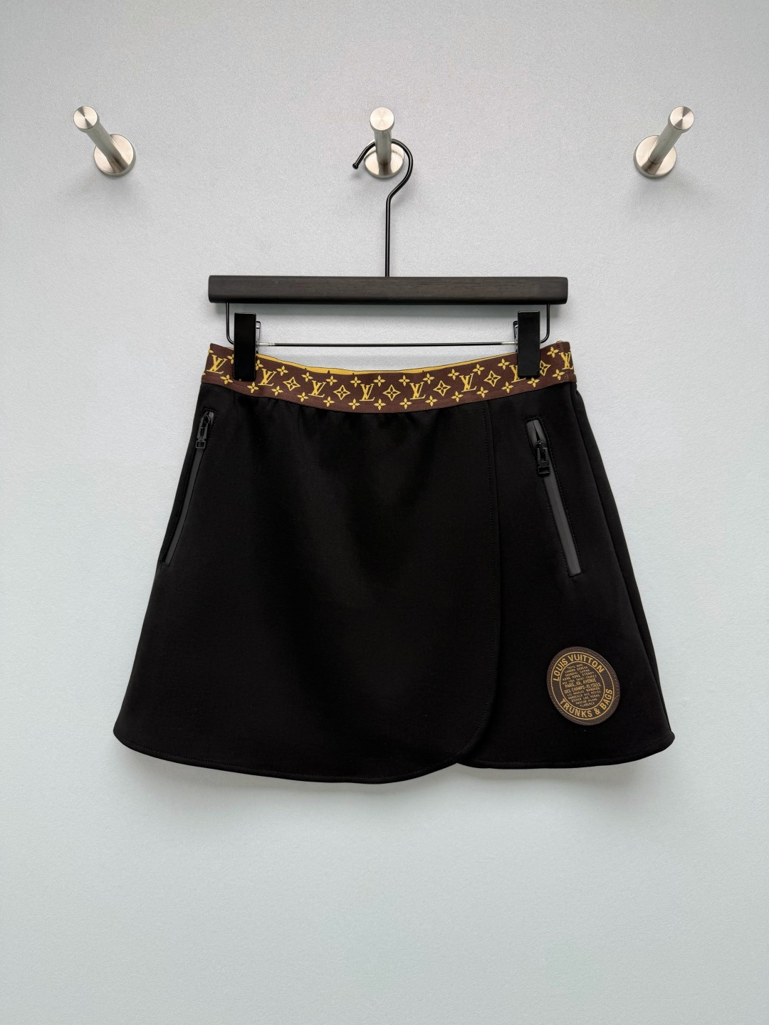 NO:821000,Louis Vuitto*26 new patchwork skirt with Monogram presbyopic webbing waistband, customized zippers, 'TRUNKS & BAGS' circular badges on the side, and a full set of brand elements. It is low-key yet high-end and highly recognizable. The wrap-style skirt + built-in safety pants design is both sexy and practical. It is not afraid of being exposed during sports and daily life. It is good news for lazy hotties.  Neat A-line shape, modified crotch line, with zipper pockets on both sides, breaking the dullness, and forming a suit with the same series of vests/leggings, easily capturing the American retro sporty feel~ Monochrome size 3 SML, Louis Vuitton-clothing, louis vuitton, louis vuitton, skirts,19860909Louis Vuitto*26新款搭片短裙 Monogram老花织带腰头、定制拉链、侧边“TRUNKS & BAGS”圆形徽章,全套品牌元素加持,低调又高级,辨识度拉满.围裹式裙型+内置安全裤设计,兼顾性感与实用性,运动、日常都不怕走光,是懒人辣妹的福音. 利落A字版型,修饰胯部线条,搭配两侧拉链口袋,打破沉闷,和同系列马甲/leggings组成套装,轻松拿捏美式复古运动感~ 单色3码SML,路易威登-服装,louis vuitton,louis vuitton,skirts,,Women's clothing