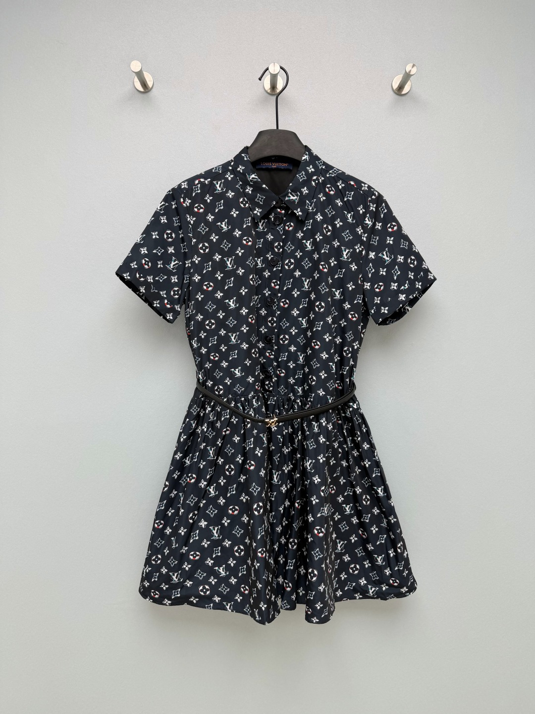 NO:821009,Louis Vuitto*26 new short-sleeved dress  Monogram is fully printed with logos and nautical style elements, breaking the boring feeling of classic presbyopia, bringing a summer vacation atmosphere, making it recognizable without being exaggerated. The shirt collar + front button design has a college feel; matched with the brand logo  The iconic metal buckle belt can tighten the waist with one click to create a high waistline, and the A-line skirt hides the flesh and shows vitality. The light and wrinkle-resistant fabric has a good drape and is not easy to deform. It is refreshing and breathable when worn alone, and is not bulky when layered. It is a universal item for spring and summer!  Solid color size 3 SML,Louis Vuitton-clothing,louis vuitton,louis vuitton,skirts,shirts,T-shirt,19860909Louis Vuitto*26新款短袖连衣裙 Monogram满印标识与航海风元素,打破经典老花的沉闷感,自带夏日度假氛围,辨识度拉满又不显浮夸.衬衫领+前排纽扣设计,自带学院感；搭配品牌标志性金属扣腰带,一键收腰打造高腰线,A字裙摆藏肉又显元气.轻薄抗皱的面料,垂坠感好且不易变形,单穿清爽透气,叠穿也不臃肿,是春夏出街的万能单品！单色3码SML,路易威登-服装,louis vuitton,louis vuitton,skirts,shirts,T-shirt,,Women's clothing