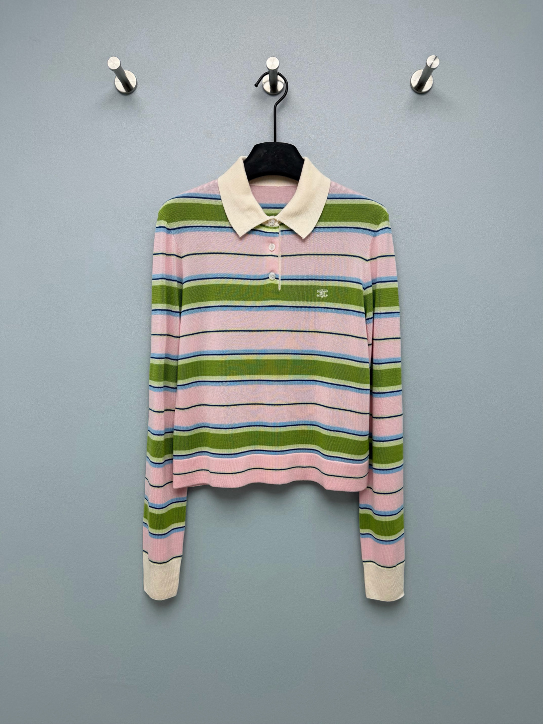 NO:821015,CELIN*26 new long-sleeved sweater  The contrasting stripes of pink + green + light blue, paired with milky white lapels and cuffs, are a 'low saturation dopamine' color with a spring filter. It is retro and fresh, and is not picky at all. It is short and slim-fitting, and the waist is neatly nipped in to optimize the body ratio.  For example, the long-sleeved design takes into account both slimming and sun protection, and even a small person can easily wear it with a 30-70 ratio. The exquisite embroidered logo on the chest is paired with shell-textured buttons. The knitted fabric is soft and skin-friendly, giving it a college feel and a light luxury feel!  Single color size 3 SML, Celine-clothing, celine, celine,19860909CELIN*26新款长袖针织衫 粉+绿+浅蓝的撞色条纹,搭配奶白色翻领与袖口,是自带春日滤镜的“低饱和多巴胺”配色,复古又清新,完全不挑皮.短款修身剪裁,利落收腰优化身材比例,搭配长袖设计,兼顾显瘦与防晒,小个子也能轻松穿出三七分比例.胸口精致刺绣logo,搭配贝壳质感纽扣,针织面料软糯亲肤,兼具学院感与轻奢感！单色3码SML,赛琳-服装,celine,celine,,Women's clothing