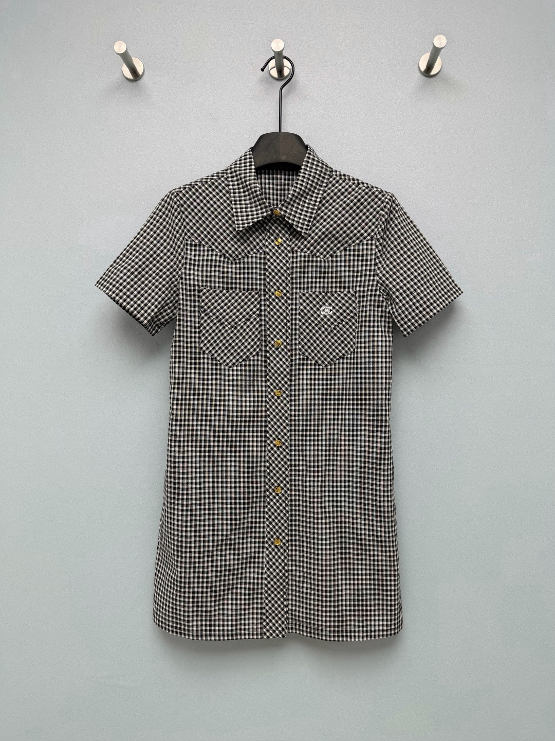 NO:821018,CELIN*26 new shirt dress  Classic black and white plaid + shirt collar design, with an American retro college feel, paired with the brand's iconic gold buttons and chest embroidery, low-key and recognizable. The shirt skirt has a neat waistline, with an hourglass effect, and can optimize proportions regardless of body shape. Wearing it alone is good news for lazy people, and instantly transforms into a Korean sweet girl. Double pocket design + customized brand metal buckles, the fabric is breathable and skin-friendly, suitable for daily commuting  It can be worn on a date or on a date, easily creating an effortless sense of fashion. This black and white plaid shirt dress captures the classic plaid with its own retro filter, shirt collar + gold buttons, and a straight-up college style. It is the kind of 'effortless fashion' ~ Monochrome size 3 SML, Celine-clothing, celine, celine, skirts, shirts,19860909CELIN*26新款衬衣连衣裙 经典黑白格纹+衬衫领设计,自带美式复古学院感,搭配品牌标志性金色纽扣与胸口刺绣,低调又有辨识度.衬衫裙版型利落收腰,自带沙漏效果,不挑身材还能优化比例,单穿就是懒人福音,秒变韩系甜妹.双口袋设计+定制品牌金属扣,面料透气亲肤,日常通勤、约会都能穿,轻松打造不费力的时髦感.被这件黑白格纹衬衫裙狠狠拿捏住了经典格纹自带复古滤镜,衬衫领+金色纽扣,学院风直接拉满,是那种“不费力的时髦感”~单色3码SML,赛琳-服装,celine,celine,skirts,shirts,,Women's clothing