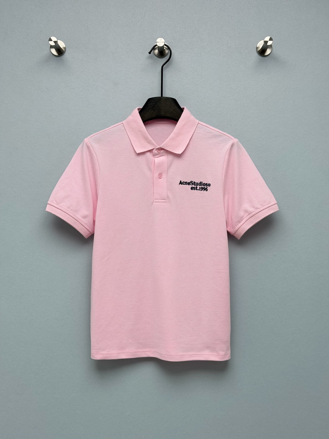 NO:821021,Acne Studio*26 new polo top  The brand letter embroidery on the chest is simple and has a high-end feel, showing off the taste in a low-key manner. The low-saturation cherry blossom pink is not picky and has its own vitality filter; the neat lapel + slightly loose tailoring is not picky on the figure, can modify the shoulder line, and can be worn out  Relaxed street feel. Customized brand buttons + piqué cotton fabric, breathable and anti-wrinkle, slightly loose fit that hides flesh and makes you look slimmer. Paired with jeans, it looks like a Korean boy. Paired with a pleated skirt, you can instantly transform into a college sweet girl. It is the versatile king in the spring and summer wardrobe!  Monochrome size 3 SML, women's clothing,acne studios,dior,skirts,jeans,19860909Acne Studio*26新款polo上衣 胸前品牌字母刺绣,简约又自带高级感,低调彰显品味.低饱和樱花粉,不挑皮还自带元气滤镜；利落的翻领+微宽松剪裁,不挑身材,既能修饰肩线,又能穿出松弛的街头感.定制品牌纽扣+珠地棉面料,透气抗皱,微宽松的版型藏肉又显瘦,搭牛仔裤是韩系少年感,配百褶裙秒变学院甜妹,春夏衣柜里的百搭王就是它！单色3码SML,女装,acne studios,dior,skirts,jeans,,Women's clothing