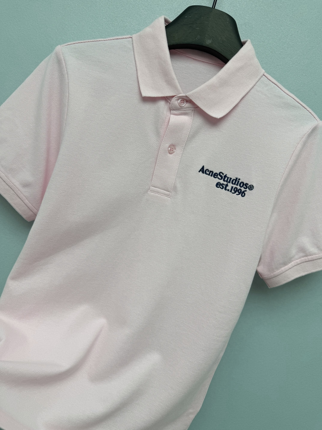 🔥🔥Acne Studio*26新款polo上衣  胸前品牌字母刺绣，简约又自带高级感，低调彰显品味。低