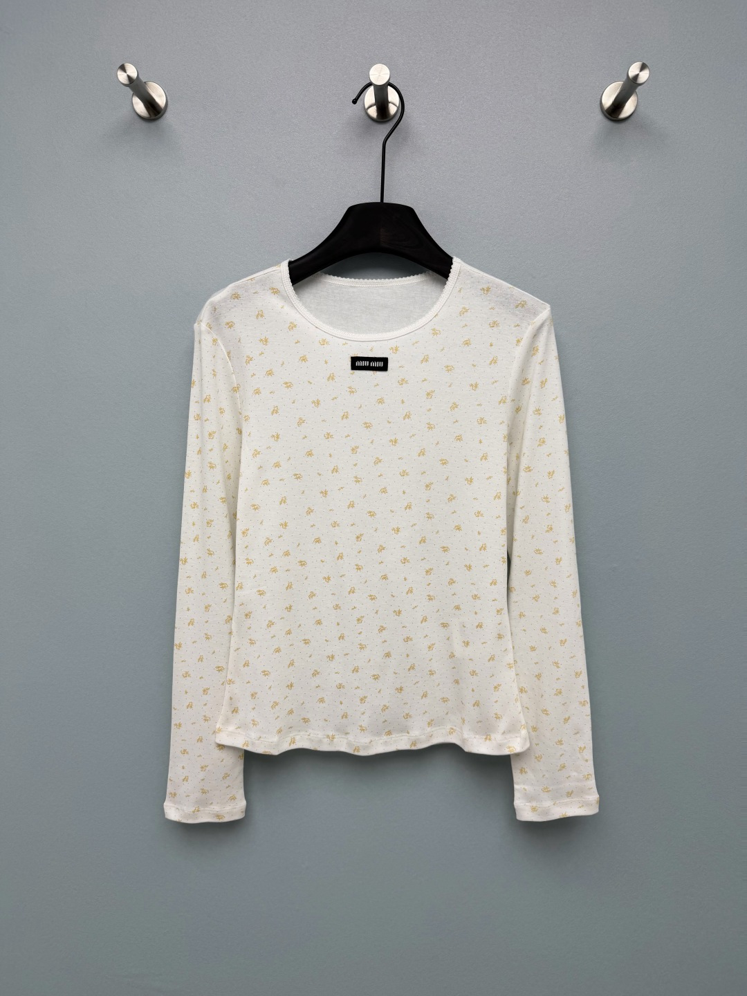 NO:820987,miumi*26 new floral bottoming tops, a series of new ones, short-sleeved and long-sleeved vests!  Creamy white bottom + light gold floral prints all over, with lace on the collar/cuffs, it has a sweet girl atmosphere of Miu, and the Miu woven label on the chest low-key highlights the brand identity. Slightly waist-cut, fitting the body shape but not tight, optimizing the waist and abdomen line, with a round neck design, revealing the slender collarbone, and a sense of pure desire. Wear it alone, you will be a sweet girl of pure desire, layered suits will instantly transform you into a Korean school girl, it is so delicious to wear multiple clothes!  The details control the ecstasy, and the woven label on the chest is low-key and high-end. It is the versatile king for spring and summer!  Long sleeve solid color size 3 SML, miumiu-clothing, miumiu, T-shirt, business suit,19860909miumi*26新款碎花打底上衣 一系列同步上新 背心短袖长袖！ 奶白色底+浅金色碎花满印,搭配领口/袖口的蕾丝花边,自带miu系甜妹氛围,胸口的miu织标低调彰显品牌身份.微收腰剪裁,贴合身形但不紧绷,优化腰腹线条,搭配圆领设计,露出纤细锁骨,纯欲感直接拉满.单穿是纯欲甜妹,叠穿西装秒变韩系学姐,一衣多穿也太香了！细节控狂喜,胸口织标低调又高级,春夏出街的百搭王就是它！长袖 单色3码SML,缪缪-服装,miumiu,T-shirt,business suit,,Women's clothing