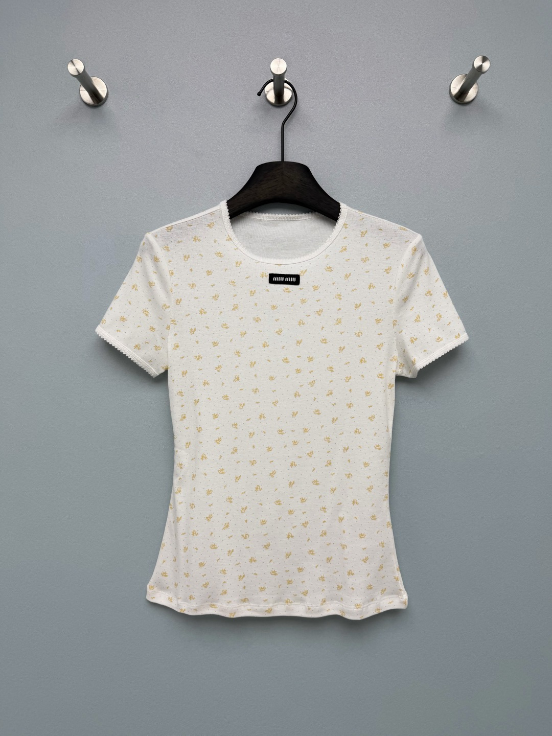 NO:820989,miumi*26 new floral bottoming tops, a series of new ones, short-sleeved and long-sleeved vests!  Creamy white bottom + light gold floral prints all over, with lace on the collar/cuffs, it has a sweet girl atmosphere of Miu, and the Miu woven label on the chest low-key highlights the brand identity. Slightly waist-cut, fitting the body shape but not tight, optimizing the waist and abdomen line, with a round neck design, revealing the slender collarbone, and a sense of pure desire. Wear it alone, you will be a sweet girl of pure desire, layered suits will instantly transform you into a Korean school girl, it is so delicious to wear multiple clothes!  The details control the ecstasy, and the woven label on the chest is low-key and high-end. It is the versatile king for spring and summer!  Short-sleeved solid color size 3 SML, Miumiu-clothing, miumiu, T-shirt, business suit,19860909miumi*26新款碎花打底上衣 一系列同步上新 背心短袖长袖！ 奶白色底+浅金色碎花满印,搭配领口/袖口的蕾丝花边,自带miu系甜妹氛围,胸口的miu织标低调彰显品牌身份.微收腰剪裁,贴合身形但不紧绷,优化腰腹线条,搭配圆领设计,露出纤细锁骨,纯欲感直接拉满.单穿是纯欲甜妹,叠穿西装秒变韩系学姐,一衣多穿也太香了！细节控狂喜,胸口织标低调又高级,春夏出街的百搭王就是它！短袖 单色3码SML,缪缪-服装,miumiu,T-shirt,business suit,,Women's clothing