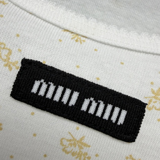 🔥🔥miumi*26新款碎花打底上衣 一系列同步上新 背心➕短袖➕长袖! 奶白色底+浅金色碎花满印, 🔥🔥miumi*26新款碎花打底上衣 一系列同步上新 背心➕短袖➕长袖! 奶白色底+浅金色碎花满印,