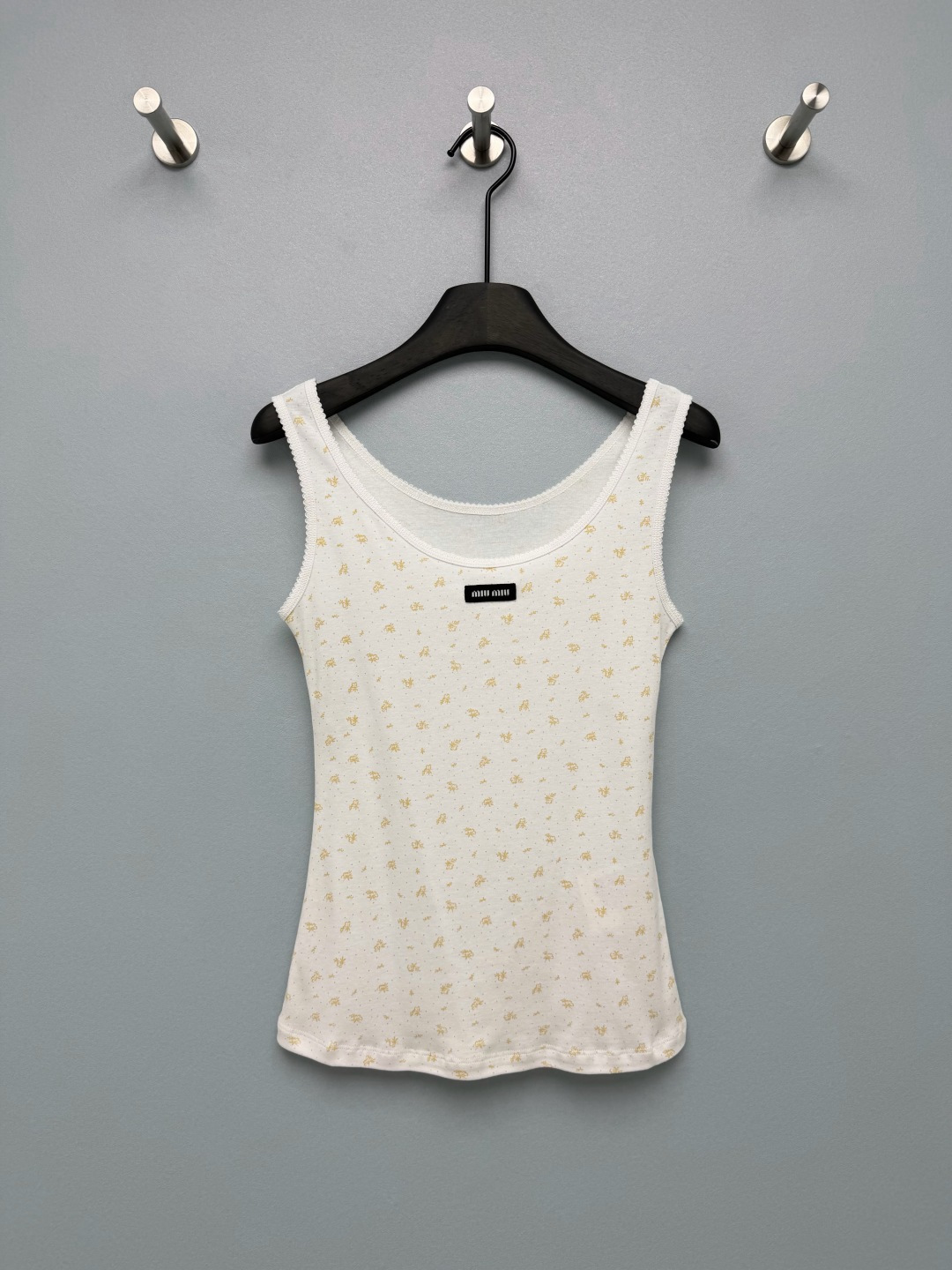 NO:820991,miumi*26 new floral bottoming tops, a series of new ones, short-sleeved and long-sleeved vests!  Creamy white bottom + light gold floral prints all over, with lace on the collar/cuffs, it has a sweet girl atmosphere of Miu, and the Miu woven label on the chest low-key highlights the brand identity. Slightly waist-cut, fitting the body shape but not tight, optimizing the waist and abdomen line, with a round neck design, revealing the slender collarbone, and a sense of pure desire. Wear it alone, you will be a sweet girl of pure desire, layered suits will instantly transform you into a Korean school girl, it is so delicious to wear multiple clothes!  The details control the ecstasy, and the woven label on the chest is low-key and high-end. It is the versatile king for spring and summer!  Vest, single color size 3 SML, Miumiu-clothing, miumiu, T-shirt, business suit,19860909miumi*26新款碎花打底上衣 一系列同步上新 背心短袖长袖！ 奶白色底+浅金色碎花满印,搭配领口/袖口的蕾丝花边,自带miu系甜妹氛围,胸口的miu织标低调彰显品牌身份.微收腰剪裁,贴合身形但不紧绷,优化腰腹线条,搭配圆领设计,露出纤细锁骨,纯欲感直接拉满.单穿是纯欲甜妹,叠穿西装秒变韩系学姐,一衣多穿也太香了！细节控狂喜,胸口织标低调又高级,春夏出街的百搭王就是它！背心 单色3码SML,缪缪-服装,miumiu,T-shirt,business suit,,Women's clothing