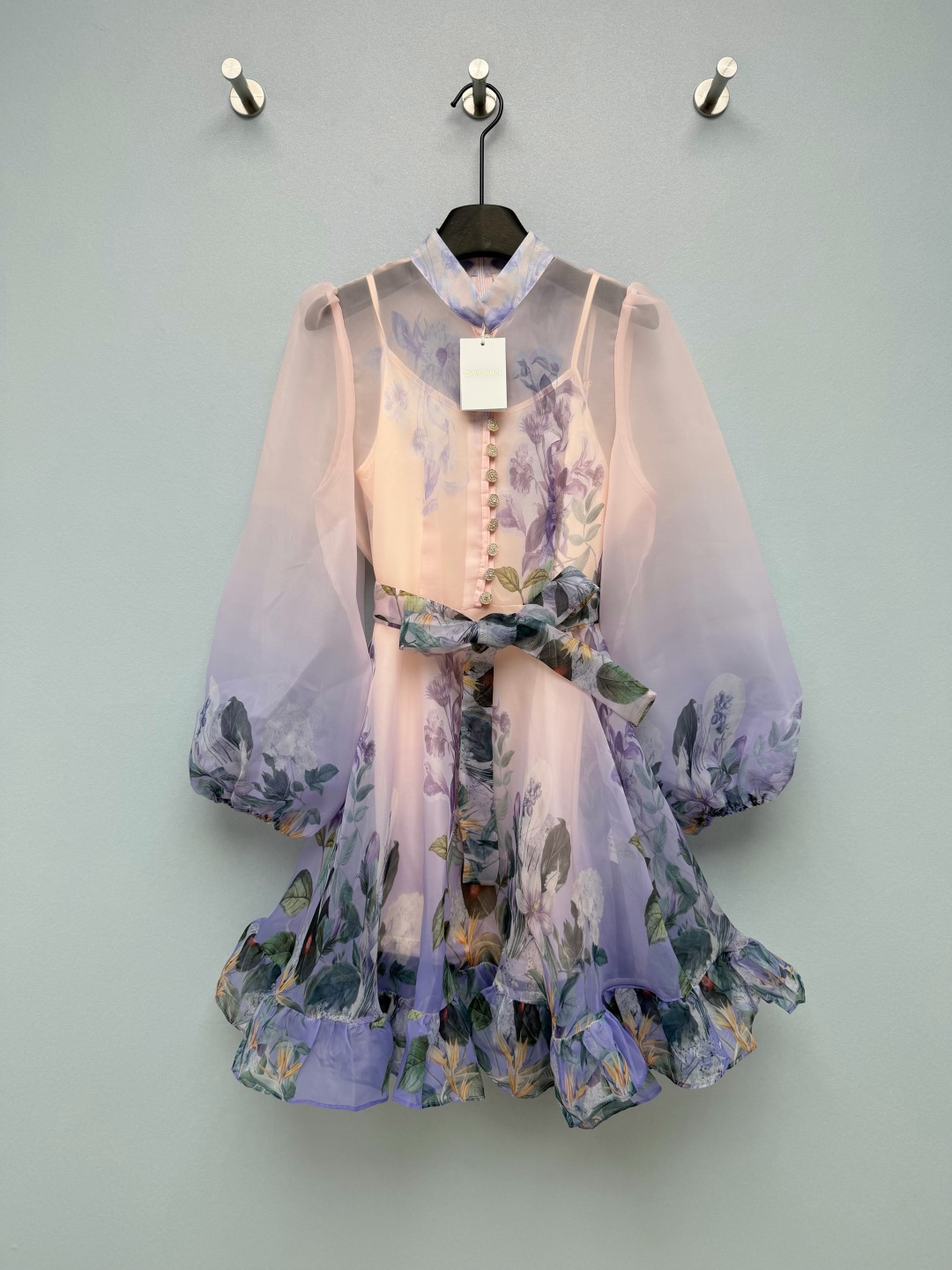 NO:820984,ZIMMERMAN*26 new pink and purple gradient floral organza dress (short style), stand-up collar + lantern sleeve design with retro palace feel. Semi-transparent gauze sleeves, looming and hazy beauty. Customized diamond buttons in the front row, exquisite details, enhance the overall sense of nobility; inner suspender design, taking into account both practicality and beauty. Ruffled skirt, elegant and flexible when walking, comes with fairy filter!  The printed belt of the same fabric can be freely adjusted for elasticity and easily outlines the waistline. It is made of light and transparent organza fabric with its own hazy and soft light texture. It is drapey and elegant, and the upper body is full of fairy spirit. The skirt is designed with pink and purple gradient floral print as the core design, transitioning from light pink to lavender, with watercolor plant patterns, gentle and dreamy, with a spring garden atmosphere~ Monochrome 4-code SMLXL, Zimmerman-clothing, skirts,19860909ZIMMERMAN*26新款粉紫渐变花卉欧根纱连衣裙（短款） ,立领+灯笼袖设计 自带复古宫廷感 半透纱质袖子,若隐若现更添朦胧美感.前排定制镶钻纽扣,细节精致,提升整体贵气感；内搭吊带设计,兼顾实穿性与美观度.荷叶边裙摆,行走间飘逸灵动,自带仙女滤镜！同面料印花腰带,可自由调节松紧,轻松勾勒腰线 采用轻盈通透的欧根纱面料,自带朦胧柔光质感,垂坠飘逸,上身仙气十足.裙身以粉紫渐变花卉印花为核心设计,从浅粉过渡到淡紫,搭配水彩感植物图案,温柔又梦幻,自带春日花园氛围感~ 单色4码SMLXL,兹默曼-服装,skirts,,Women's clothing