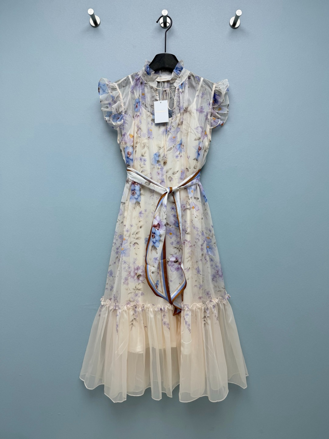 NO:820986,ZIMMERMA*26 new purple and blue floral silk scarf belt dress. The texture of the semi-transparent mesh is elegant and high-end. It feels slippery and the upper body is very comfortable. The apricot background is matched with purple and blue watercolor floral prints, which is gentle and romantic. It has a spring atmosphere and is elegant and agile when walking. The stand-up collar and earrings + tied V-neck make your face look smaller when you put it on, and it will become a right-angled shoulder in seconds. The flying sleeves and earrings perfectly cover the body, so sisters with thick arms can just close their eyes and enter.  Tie it with the same fabric belt, pinch out the waistline directly, and the belly and hip width are completely invisible. The layered lotus leaf skirt makes the wind look super cool when you walk, and it will look great when taking photos. It has a holiday atmosphere on the ceiling!  Solid color size 4 SMLXL, Zimmerman-clothing, skirts,19860909ZIMMERMA*26新款紫蓝花卉丝巾腰带连衣裙 半透网纱质感飘逸又高级,摸起来滑溜溜的,上身巨舒服 奶杏底色搭配紫蓝调水彩花卉印花,温柔又浪漫,自带春日氛围感,行走间飘逸灵动. 立领木耳边+系带V领,一穿直接显脸小,秒变直角肩 飞袖木耳边完美遮住拜拜肉,手臂粗姐妹直接闭眼入 同面料腰带一系,直接把腰线掐出来,小肚腩、胯宽全隐形 分层荷叶摆裙摆,走路带风都超仙,拍照巨出片 度假氛围感天花板！单色4码SMLXL,兹默曼-服装,skirts,,Women's clothing