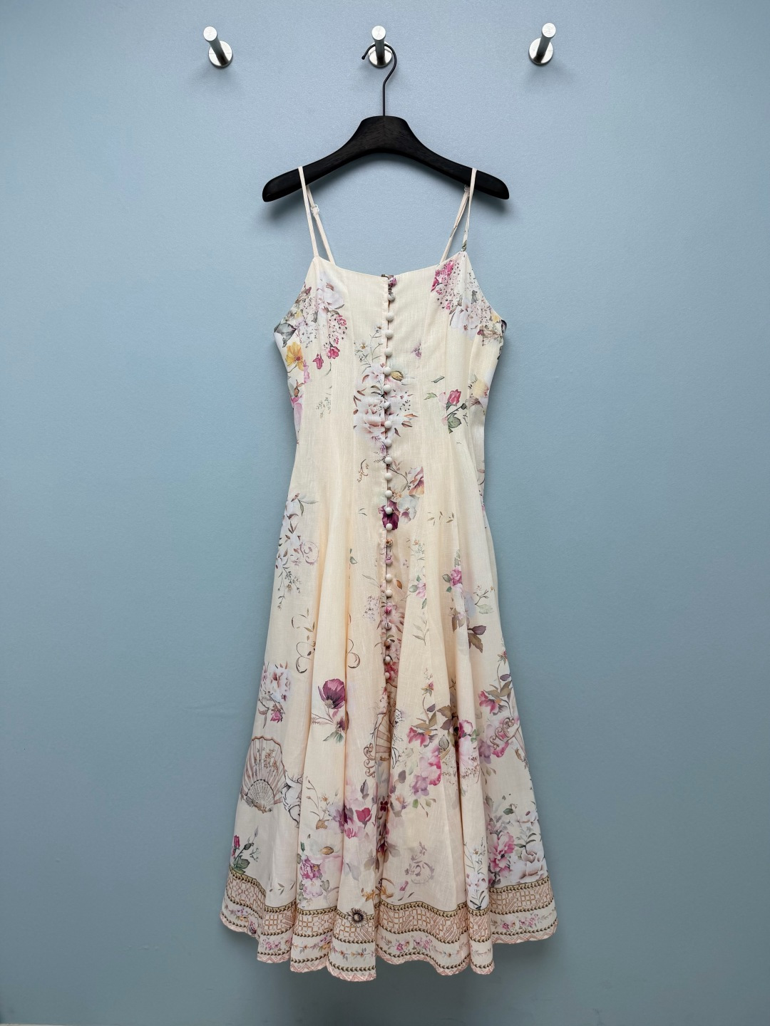 NO:820988,ZIMMERMA*26 new French retro printed suspender long skirt  Adjustable thin shoulder straps + square collar design modify the shoulder and neck lines, expose the collarbone, and create a gentle atmosphere. The single-breasted buttons on the front have exquisite details, and can be unbuttoned to create a casual slit effect, increasing the sense of style. The high-waisted A-line skirt can easily hide the flesh and make you look slimmer.  The pear-shaped figure is super friendly; the retro lace on the hem echoes the print, making it elegant and agile when walking, and comes with a fairy filter. The apricot background is paired with retro watercolor floral prints, and incorporates elements of European fans and curly grass patterns. It is full of romantic French manor atmosphere, gentle and noble!  Solid color size 4 SMLXL, Zimmerman-clothing, skirts,19860909ZIMMERMA*26新款法式复古印花吊带长裙 可调节细肩带+方领设计,修饰肩颈线条,露出锁骨,打造温柔氛围感.前襟单排扣细节精致,还能解开扣子打造随性开叉效果,增加造型感.高腰A字大裙摆,轻松藏肉显瘦,对梨形身材超友好；下摆复古花边与印花呼应,行走间飘逸灵动,自带仙女滤镜.奶杏底色搭配复古水彩花卉印花,融入欧式扇面与卷草纹元素,充满法式庄园浪漫氛围,温柔又贵气！单色4码SMLXL,兹默曼-服装,skirts,,Women's clothing