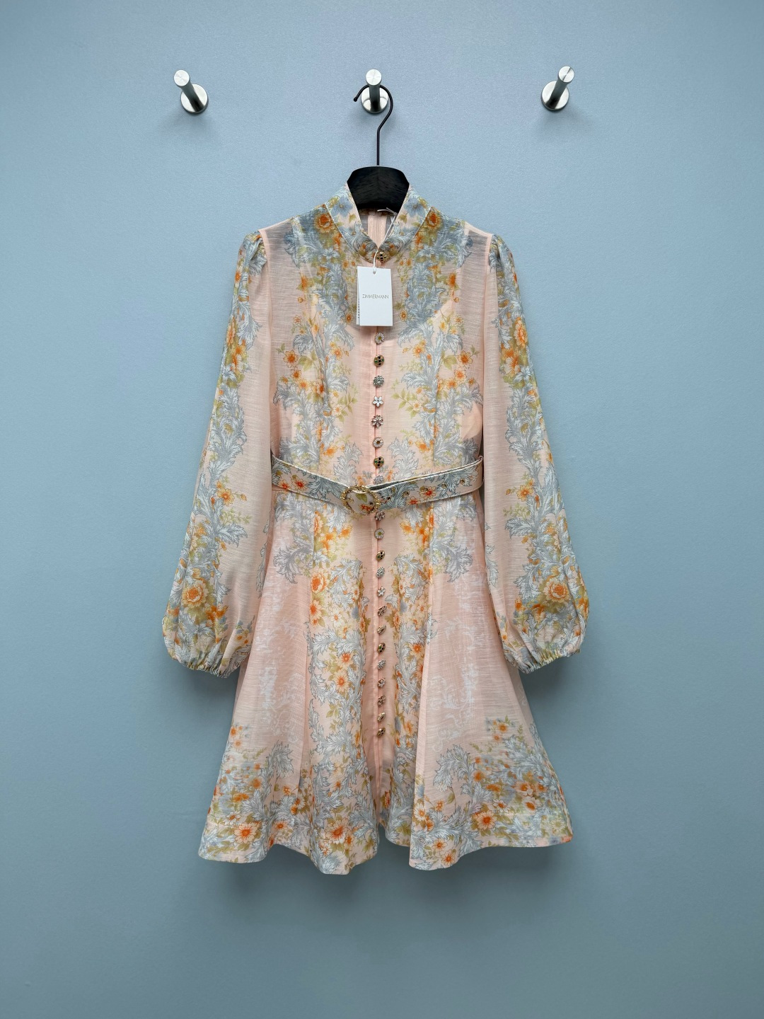 NO:820990,ZIMMERMAN*26 new model stand-up collar multi-button floral long-sleeved dress (short style). Stand-up collar small stand-up collar + lantern sleeve design, with a Chinese retro atmosphere; the skirt is designed with pink retro baroque floral print as the core design, soft pink background with orange flowers and gray and blue curly grass patterns, full of European palace romantic atmosphere, with built-in soft light filter. There is also a stand-up collar lantern sleeve design, a proper new Chinese romance, it is beautiful when worn in spring and summer ~ the gentle atmosphere directly fills the air  Solid color size 4 SMLXL, Zimmerman-clothing, skirts,19860909ZIMMERMAN*26新款立领多宝扣花卉长袖连衣裙（短款） 立领小立领+灯笼袖设计,自带中式复古氛围感；裙身以粉调复古巴洛克花卉印花为核心设计,柔粉底色搭配橙黄花卉与灰蓝卷草纹,充满欧式宫廷浪漫氛围,自带柔光滤镜.还有立领灯笼袖设计,妥妥的新中式浪漫,春夏穿直接美翻～温柔氛围感直接拉满 单色4码SMLXL,兹默曼-服装,skirts,,Women's clothing