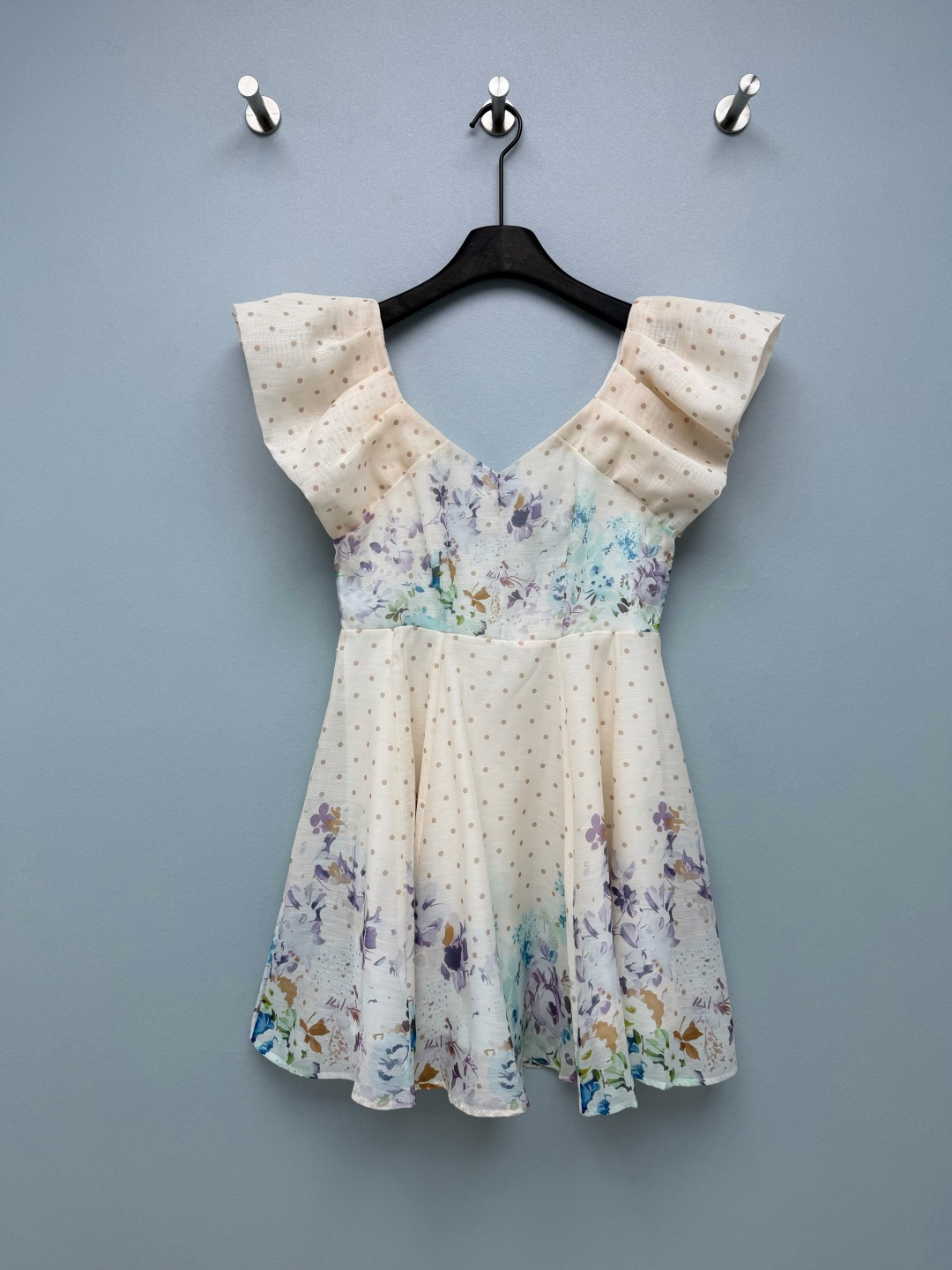 NO:820992,ZIMMERMAN*26 new polka dot watercolor floral small flying sleeve dress  The apricot background color is paired with light brown polka dots and watercolor purple and blue flower prints, which are gentle and fresh, with a girlish atmosphere. The square collar + small flying sleeves design modify the shoulder and neck lines, weaken the flesh, making it gentle and slimming; the V-shaped neckline can also modify the face shape. The high waist and A-line short  This skirt can easily pinch out the waistline, optimize body proportions, and is very friendly to pear-shaped figures. The skirt has a fluffy feel, making it smart and playful when walking. The polka dot and floral splicing design, the floral print on the upper body echoes the polka dot print on the skirt, rich in layers without clutter, and full of details~~  Solid color size 4 SMLXL, Zimmerman-clothing, skirts,19860909ZIMMERMAN*26新款波点水彩花卉小飞袖连衣裙 杏底色搭配浅棕波点与水彩晕染的紫蓝花卉印花,温柔又清新,自带少女氛围感.方领+小飞袖设计,修饰肩颈线条,弱化拜拜肉,温柔又显瘦；V形领口剪裁,还能修饰脸型.高腰收腰+A字短款裙摆,轻松掐出腰线,优化身材比例,对梨形身材超友好,裙摆自带蓬松感,行走间灵动俏皮.波点与花卉拼接设计,上半身花卉印花与裙摆波点印花相呼应,层次丰富又不杂乱,细节感拉满~~ 单色4码SMLXL,兹默曼-服装,skirts,,Women's clothing