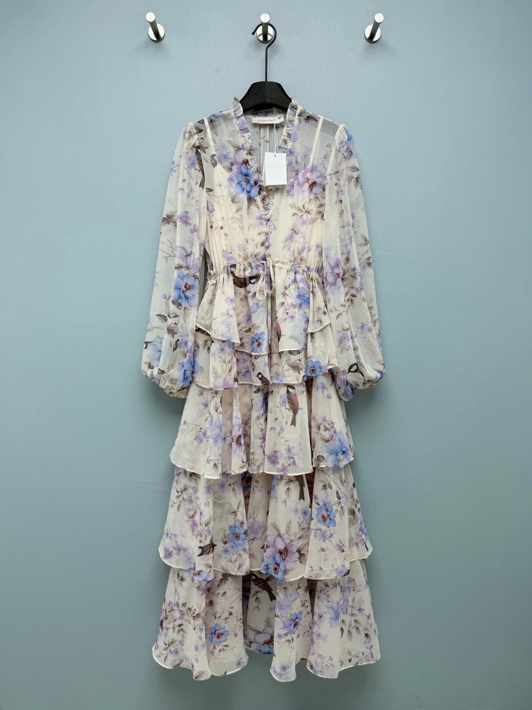 NO:820975,ZIMMERMAN*26 new flower and bird print layered cake skirt is made of light and elegant chiffon fabric, with a transparent and soft texture, excellent drape, and a smart and fairy atmosphere when walking. The skirt is designed with purple and blue flower and bird prints as the core design, and the milky apricot background is matched with soft purple, light blue flowers and smart birds, giving it a spring atmosphere, gentle and romantic  The fungus-edged V-neck + puffed long sleeves modify the shoulder and neck lines, the drawstring waist + multi-layered cake skirt, which hides the flesh and makes the body look slimmer. Sisters with pear-shaped figures can do it with their eyes closed!  Whether it's a beach vacation, a city stroll or a date, you can wear it to create a different atmosphere, take great photos, and get likes and reservations in your circle of friends!  Wear the tenderness and romance of spring directly on your body!  Solid color size 4 SMLXL, Zimmerman-clothing, skirts,19860909ZIMMERMAN*26新款花鸟印花层叠蛋糕裙 采用轻盈飘逸的雪纺面料,自带通透柔美的质感,垂坠感极佳,行走间自带灵动仙气.裙身以紫蓝调花鸟印花为核心设计,奶杏底色搭配柔紫、浅蓝花卉与灵动小鸟,自带春日氛围感,温柔又浪漫 木耳边V领+泡泡长袖修饰肩颈线条,抽绳收腰+多层蛋糕裙摆,藏肉显瘦效果拉满,梨形身材姐妹闭眼冲！ 不管是海边度假、城市漫步还是约会,都能穿出不一样的氛围感,拍照巨出片,朋友圈点赞预定 ！直接把春日的温柔和浪漫穿在身上了！ 单色4码SMLXL,兹默曼-服装,skirts,,Women's clothing