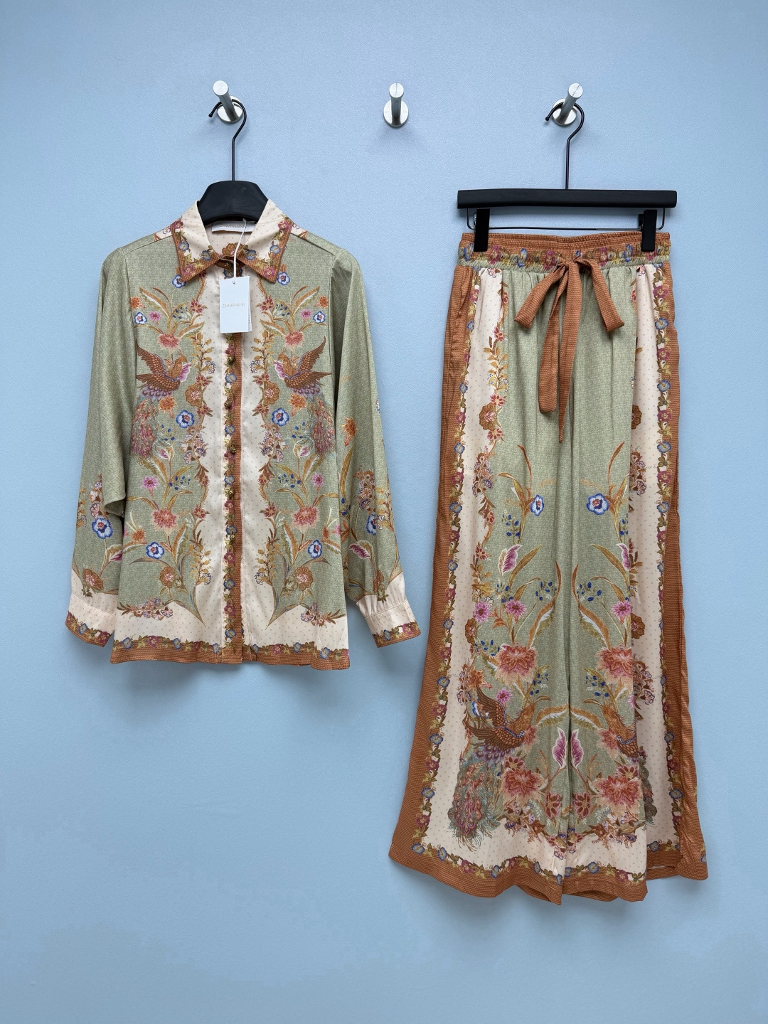 NO:820977,ZIMMERMAN*26 new retro flower and bird print shirt + trousers suit, simulated silk fabric version with soft luster  The design is based on the retro peacock flower print. The beige/green background is paired with pink and blue contrasting flowers, with polka dots and plaid details. It is full of exotic palace style and has a noble atmosphere. It looks white and noble. The top is in a loose lapel shirt style, which hides the flesh and makes you look slimmer.  , the contrasting color binding and printed splicing on the placket and cuffs are full of details, and they look good when worn alone. The trousers have a high-waisted elastic waist + drawstring design for maximum comfort. The trousers continue the same print, and the loose fit modifies the leg shape, and can be easily controlled by a pear-shaped figure.  The whole set is full of atmosphere, and it doesn’t go against the grain when paired with other clothes alone. The utilization rate is super high. It’s really suitable for spring and summer!  2 colors and 4 codes SMLXL, Zimmermann-clothing, shirts, real silk,19860909ZIMMERMAN*26新款复古花鸟印花衬衫+长裤套装 仿真丝面料版本 自带柔和光泽感 以复古孔雀花卉印花为核心设计,米色/绿色底色搭配粉蓝撞色花卉,搭配波点与格纹细节,充满异域宫廷风情,自带贵气氛围感.显白又显贵.上衣宽松翻领衬衫版型,藏肉显瘦一绝,门襟、袖口的撞色包边和印花拼接,细节感拉满,单穿内搭都好看.长裤高腰松紧腰+抽绳设计,舒适度直接拉满,裤身延续同款印花,宽松版型修饰腿型,梨形身材也能轻松驾驭. 整套穿氛围感拉满,单拆搭配其他衣物也完全不违和,利用率超高.春夏穿真的太合适了！ 2色4码SMLXL,兹默曼-服装,shirts,real silk,,Women's clothing