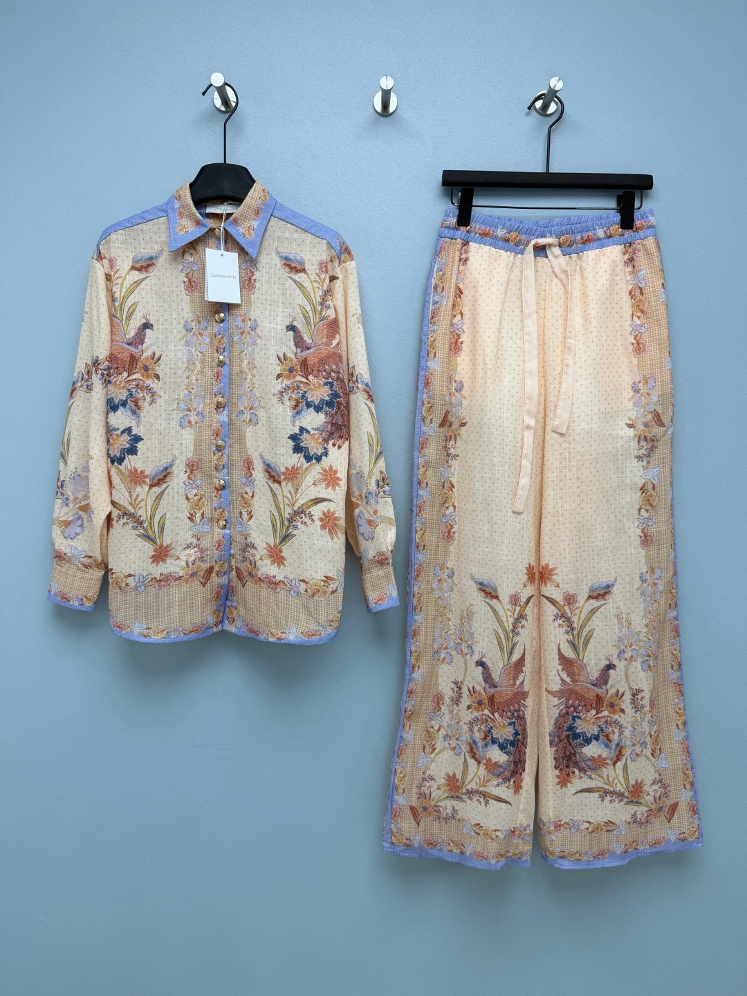 NO:820979,ZIMMERMAN*26 new retro flower and bird print shirt + trousers suit cotton version  The design is based on the retro peacock flower print, with a beige background, pink and blue contrasting flowers, and polka dot and plaid details, which is full of exotic palace style and has a noble atmosphere. It looks white and noble. The loose lapel shirt style of the top hides the flesh and makes you look slimmer. The contrasting edges and printed splicing on the placket and cuffs add a full sense of detail.  , looks good when worn alone. The trousers have a high-waisted elastic waist + drawstring design, which is very comfortable. The trousers continue the same print. The loose fit modifies the leg shape, and can be easily controlled by a pear-shaped body. The whole set is full of atmosphere, and it does not go against the grain when paired with other clothes alone. The utilization rate is very high. It is really suitable for spring and summer wear!  Single color code 4 SMLXL, Zimmerman-clothing, shirts,19860909ZIMMERMAN*26新款复古花鸟印花衬衫+长裤套装 棉布版本 以复古孔雀花卉印花为核心设计,米色底色粉蓝撞色花卉,搭配波点与格纹细节,充满异域宫廷风情,自带贵气氛围感.显白又显贵.上衣宽松翻领衬衫版型,藏肉显瘦一绝,门襟、袖口的撞色包边和印花拼接,细节感拉满,单穿内搭都好看.长裤高腰松紧腰+抽绳设计,舒适度直接拉满,裤身延续同款印花,宽松版型修饰腿型,梨形身材也能轻松驾驭.整套穿氛围感拉满,单拆搭配其他衣物也完全不违和,利用率超高.春夏穿真的太合适了！ 单色4码SMLXL,兹默曼-服装,shirts,,Women's clothing