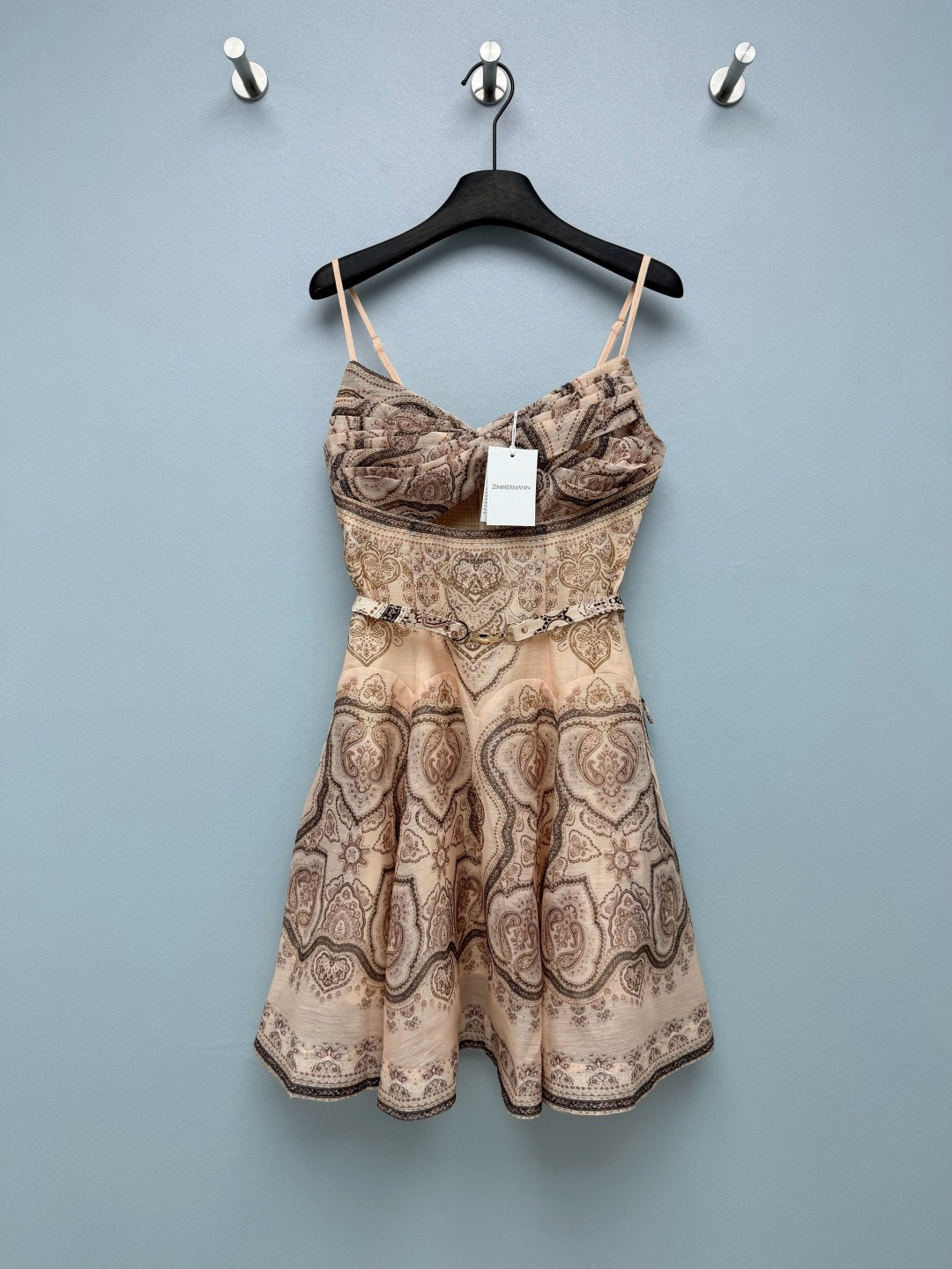 NO:820981,Zimmerman*26 new paisley print suspender dress (short style) beige + paisley print is gentle and retro, the twist tube top design has a French atmosphere, thin shoulder straps modify the shoulder and neck lines, and comes with a soft focus filter. The same printed belt + metal buckle accurately tighten the waist, the A-line large skirt hides a lot of flesh, and sisters with pear-shaped figures can also feel free to wear it. Wear it on vacation and you will be a French heroine. A small cardigan for daily wear is also gentle to the bone. Paisley print skirt is a retro and gentle ceiling!  Solid color size 4 SMLXL, Zimmerman-clothing, skirts,19860909Zimmerman*26新款佩斯利印花吊带连衣裙（短款）米杏色+佩斯利印花温柔又复古,扭结抹胸设计超有法式氛围感,细肩带修饰肩颈线条,自带柔焦滤镜 同印花腰带+金属扣精准收腰,A字大裙摆巨藏肉,梨形身材姐妹也能放心冲 度假穿它就是法式女主,日常搭个小开衫也温柔到骨子里 佩斯利印花裙 复古温柔天花板！单色4码SMLXL,兹默曼-服装,skirts,,Women's clothing