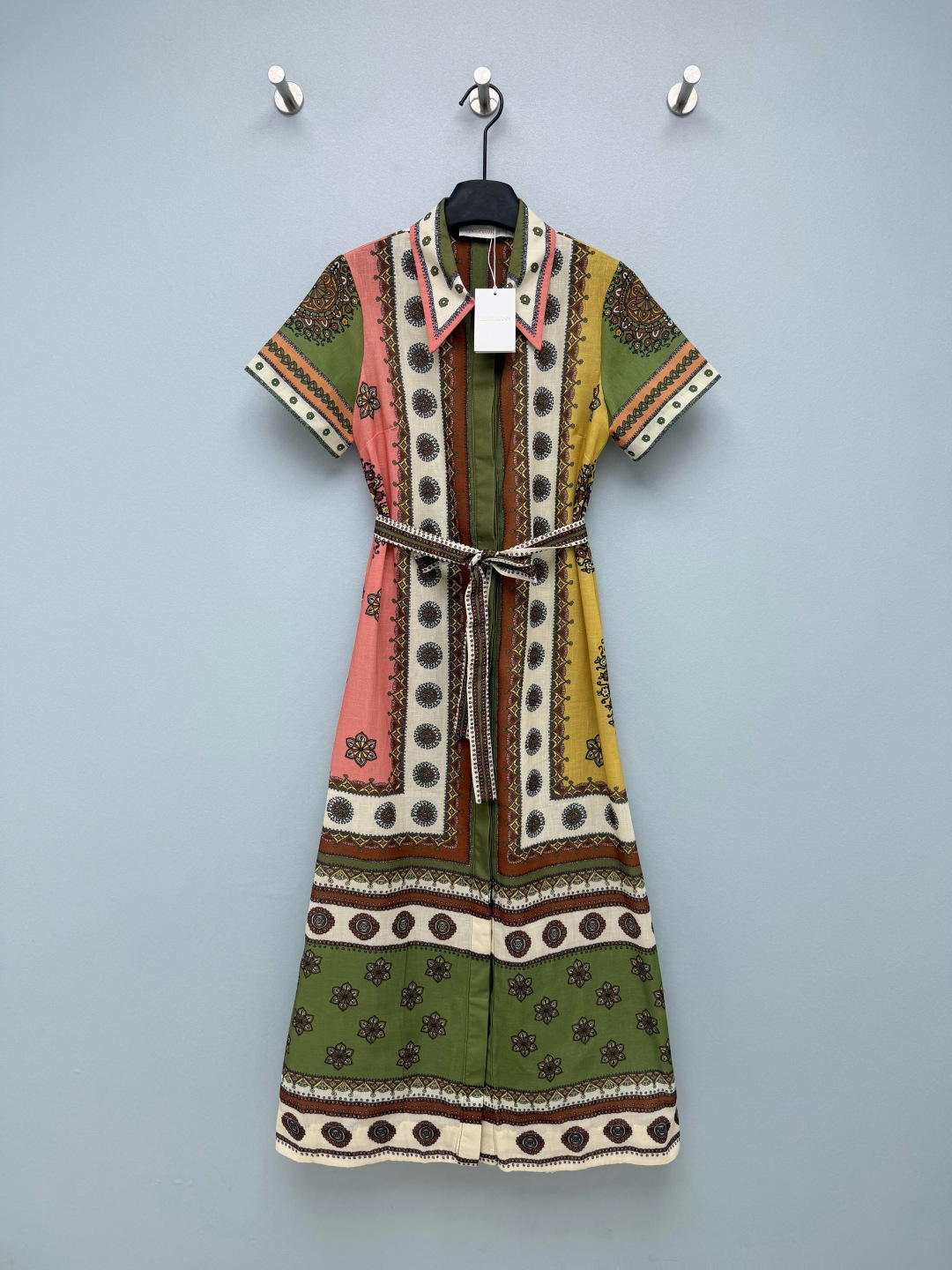 NO:820983,ZIMMERMAN*26 new lapel short-sleeved long skirt, shirt collar + short-sleeved version, retro and age-reducing, the pink, green and yellow contrasting paisley print really irritates me, like wearing the sunshine of Southern France and the tropical wind on my body ~ The contrasting color design of the neckline is full of details, tied with the fabric belt, it directly creates a small waist!  The A-line skirt hides the flesh and makes you look taller. Sisters with pear-shaped figures close their eyes and rush!  Whether it is a beach vacation, a city stroll or daily commuting, you can wear it to create a different sense of relaxation, take great photos, and get likes and reservations in your circle of friends!  Single color code 4 SMLXL, Zimmerman-clothing, skirts, shirts, T-shirt,19860909ZIMMERMAN*26新款翻领短袖长裙 衬衫领+短袖版型,复古又减龄,粉绿黄撞色的佩斯利印花真的太戳我了,像把南法的阳光和热带的风都穿在了身上～领口的撞色设计细节感拉满,同面料腰带一系,直接掐出小蛮腰！A字裙摆藏肉又显高,梨形身材姐妹闭眼冲！不管是海边度假、城市漫步还是日常通勤,都能穿出不一样的松弛感,拍照巨出片,朋友圈点赞预定！ 单色4码SMLXL,兹默曼-服装,skirts,shirts,T-shirt,,Women's clothing