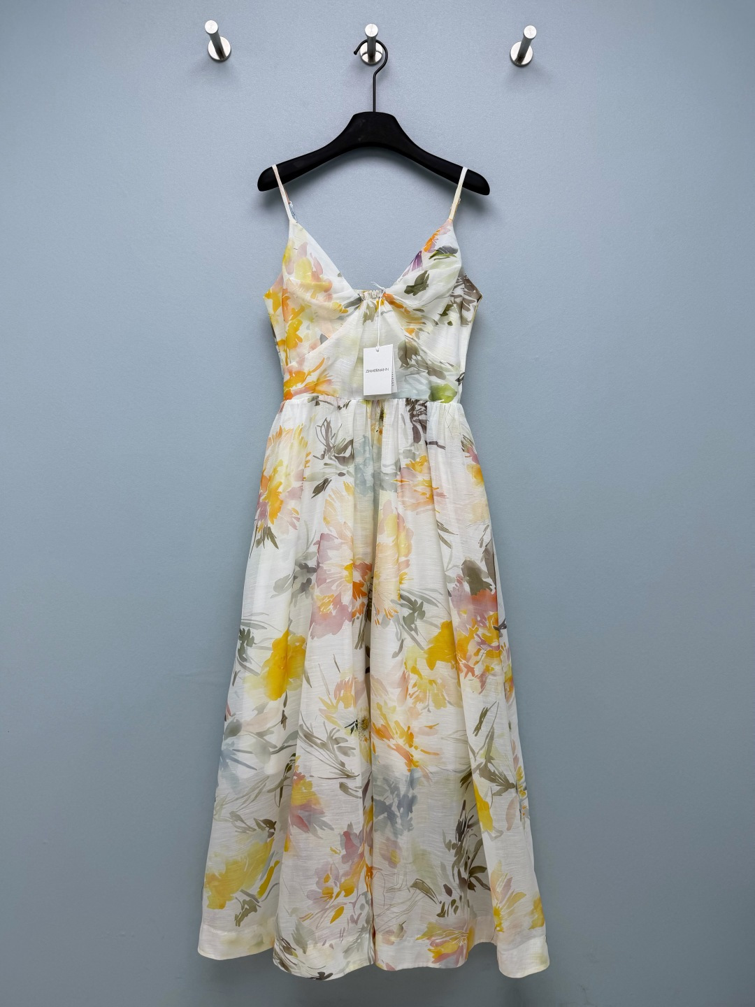 NO:820985,ZIMMERMAN*26 new watercolor flower suspender skirt  Designed with watercolor blooming floral print as the core, the blooming effect of yellow, pink and green tones is like a spring garden, gentle and full of artistic sense, and comes with a soft light filter. Adjustable spaghetti straps + V-neck design, modify the shoulder and neck lines, creating a gentle atmosphere; twist design on the chest adds a level of detail and weakens the chest line. High waist gathers + A-line large skirt, easily hide the flesh.  Slim, super friendly to pear-shaped figures, and has a sense of elegance when walking. The back cover + invisible zipper design takes into account comfort and fit, and is easy to put on and take off. It is suitable for daily vacations. The yellow-pink color blooming effect is like wearing a spring garden on the body, and comes with a soft light filter, which is gentle to the bone~Single color size 4 SMLXL, Zimmerman-clothing, skirts,19860909ZIMMERMAN*26新款水彩花卉吊带裙 以水彩晕染花卉印花为核心设计,黄、粉、绿调的晕染效果如同春日花园,温柔又充满艺术感,自带柔光滤镜.可调细肩带+V领设计,修饰肩颈线条,打造温柔氛围感；胸前扭褶设计增加细节层次,弱化胸部线条.高腰收褶+A字大裙摆,轻松藏肉显瘦,对梨形身材超友好,行走间自带飘逸感.后背打揽+隐形拉链设计,兼顾舒适与贴合度,穿脱方便,日常度假都适配.黄粉调的晕染效果像把春日花园穿在了身上,自带柔光滤镜,温柔到骨子里～单色4码SMLXL,兹默曼-服装,skirts,,Women's clothing