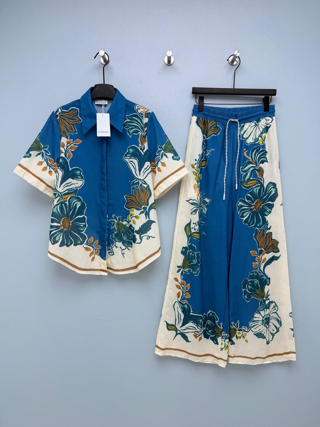 NO:820978,ALEMAI*26 new blue floral cotton suit, lapel short-sleeved trousers design, loose shoulder-drop top, friendly to all body shapes, hidden button design on the front, simple and elegant, curved hem cut, very stylish when worn alone.  The wide-leg pants have an elastic waist + drawstring design, which is easy to put on and take off, and is tolerant to the waist and abdomen; the high-waisted wide-leg version elongates the leg line, has an excellent drape feeling, and has a sense of elegance when walking, hiding the muscles and showing a slimming effect. The iconic blue retro floral print is presented with a contrasting border, with blue and white contrasting colors and warm brown embellishments, full of Southern French holiday style, with a relaxed atmosphere~ Monochrome size 4 SMLXL, women's clothing, T-shirt,19860909ALEMAI*26新款蓝调花卉棉布套装 翻领短袖长裤设计,上衣宽松落肩版型,对各种身材都很友好,前襟隐藏式纽扣设计,简约大气,下摆弧形剪裁,单穿也很有造型感. 阔腿裤松紧腰+抽绳设计,穿脱方便,对腰腹包容性强；高腰阔腿版型,拉长腿部线条,垂坠感极佳,行走间自带飘逸感,藏肉显瘦效果拉满.标志性的蓝调复古花卉印花以撞色边框呈现,蓝白撞色搭配暖棕点缀,充满南法度假风情,自带松弛氛围感~ 单色4码SMLXL,女装,T-shirt,,Women's clothing