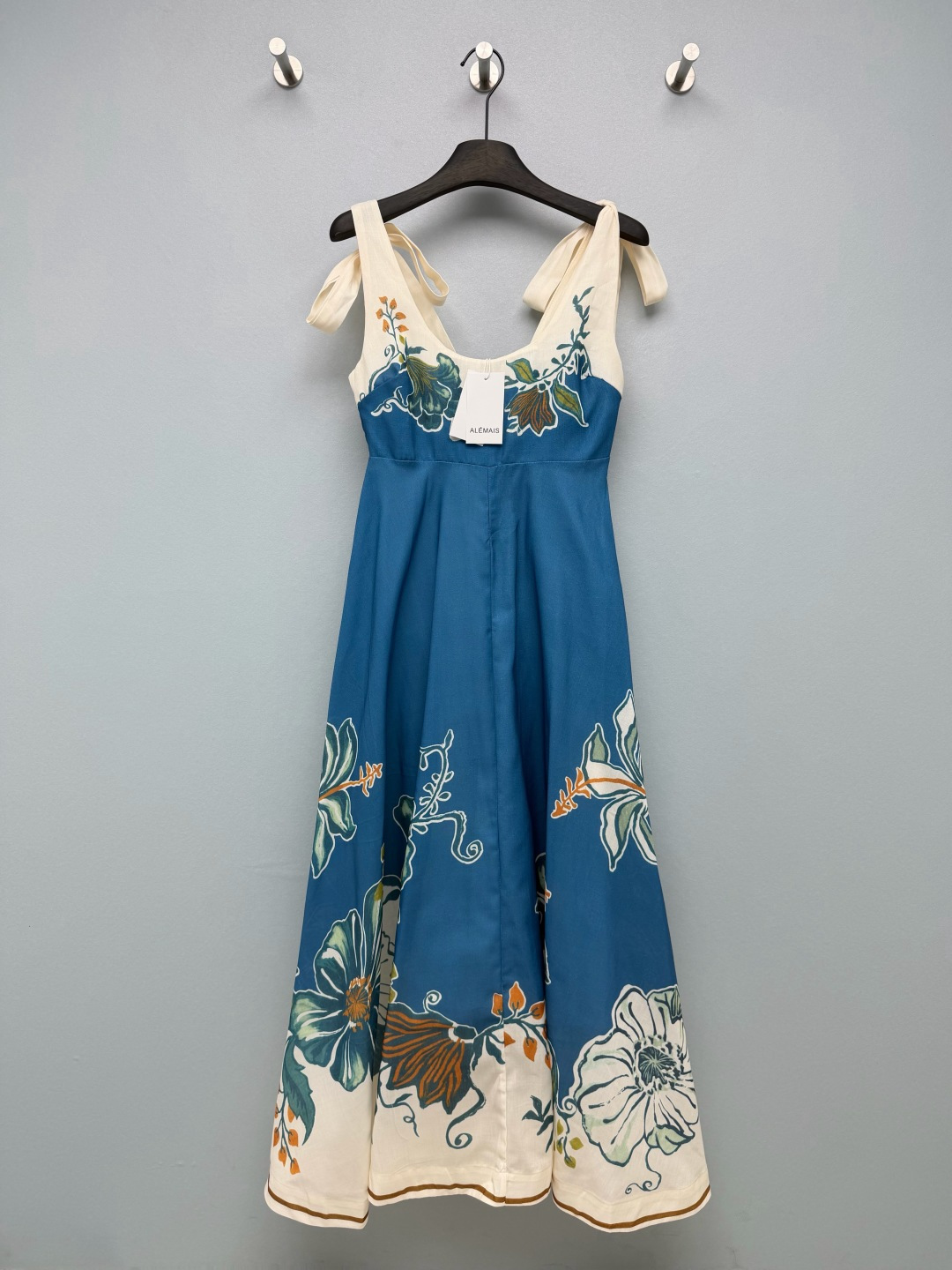 NO:820980,ALEMAI*26 new blue floral cotton shoulder strap suspender long dress  The wide shoulder straps tied with bows can be freely adjusted in length. They can not only modify the lines of the shoulders and neck, but also have a girlish look, which is gentle and reduces age. The high waist pleats + A-line large skirt can easily pinch out the waistline, optimize the body proportions, and are super friendly to pear-shaped figures; the back design takes into account both comfort and fit. Bottom  The contrasting floral print echoes the upper body, making it elegant and agile when walking. The iconic blue-toned retro floral print is presented with a contrasting border. The contrasting blue and white colors are combined with warm brown embellishments. It is full of southern French vacation style and has a relaxed atmosphere~Single color size 4 SMLXL, women's clothing, skirts,19860909ALEMAI*26新款蓝调花卉棉布肩系带吊带长裙 蝴蝶结系带宽肩带,可自由调节长度,既能修饰肩颈线条,又自带少女感,温柔又减龄.高腰收褶+A字大裙摆,轻松掐出腰线,优化身材比例,对梨形身材超友好；后背打揽设计,兼顾舒适与贴合度.下摆撞色花卉印花与上半身呼应,行走间飘逸灵动,标志性的蓝调复古花卉印花以撞色边框呈现,蓝白撞色搭配暖棕点缀,充满南法度假风情,自带松弛氛围感~单色4码SMLXL,女装,skirts,,Women's clothing
