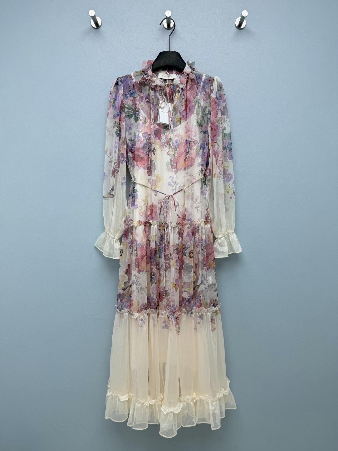 NO:820976,ZIMMERMAN*26 new watercolor floral layered dress  The fungus-edged stand-up collar + tie design, the collar is decorated with three-dimensional flower decoration, full of sophistication; lantern long sleeves with ruffled cuffs, modify the shoulder and neck lines, weaken the arm lines, with a retro and gentle feel. The thin belt of the same color can be freely adjusted for elasticity, easily outline the waistline, and optimize the body proportions. The multi-layered ruffled cake skirt has a fluffy feeling, hiding the flesh and slimming effect, and brings a fairy when walking.  The filter is made of light and transparent textured chiffon fabric, with a soft drape feeling. The upper body is refreshing and not sweaty, and it is elegant and flexible when walking. The skirt is designed with watercolor floral print as the core, and is divided into two versions: milky white background and black background. The pink and purple blooming flowers are matched with hummingbird patterns, which is full of spring romantic atmosphere, gentle and dreamy ~ 2 colors and 4 sizes SMLXL, Zimmerman-clothing, skirts,19860909ZIMMERMAN*26新款水彩花卉层叠连衣裙 木耳边立领+系带设计,领口点缀立体花朵装饰,精致感拉满；灯笼长袖搭配荷叶边袖口,修饰肩颈线条,弱化手臂线条,自带复古温柔感.细款同色系腰带,可自由调节松紧,轻松勾勒腰线,优化身材比例.多层荷叶边蛋糕裙摆,自带蓬松感,藏肉显瘦效果拉满,行走间自带仙女滤镜,采用轻盈通透的肌理感雪纺面料,自带柔和垂坠感,上身清爽不闷汗,行走间飘逸灵动.裙身以水彩花卉印花为核心设计,分为奶白底色和黑底两种版本,粉紫调的晕染花卉搭配蜂鸟图案,充满春日浪漫氛围,温柔又梦幻~2色4码SMLXL,兹默曼-服装,skirts,,Women's clothing