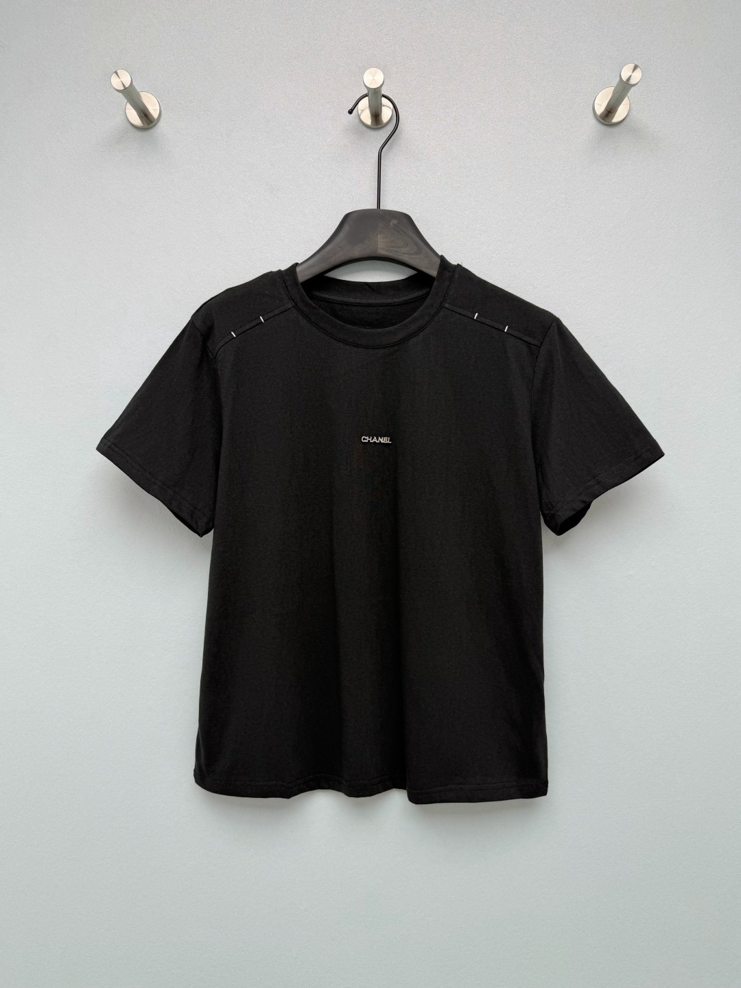 NO:820973,New black chane*26 new light luxury style round neck white short-sleeved T-shirt, minimalist party ecstasy!  A niche design T that is a must-have for detail control. The basic T can also be worn with high-definition seams at the shoulder line. It quietly optimizes the head-to-shoulder ratio and makes the shoulders stand out at right angles. The low-key letter logo on the chest is not exaggerated but very recognizable, noble and restrained. Soft and breathable, it is an evergreen model that can be worn for three seasons. The end of the basic model is 'details', so this one is perfect with your eyes closed!  2 colors and 3 codes SML, Chanel-clothing, chanel, chanel, T-shirt, tees, t-shirt,19860909新出黑色chane*26新款轻奢风圆领白色短袖T恤 极简党狂喜！细节控必入的小众设计感T 基础款T也能穿出高定感肩线处的缝线点缀 悄悄优化头肩比,直角肩立现 胸口低调字母标,不浮夸但很有辨识度,显贵又克制 软糯透气,是可以穿三季的常青款 基础款的尽头是“细节”,这件闭眼冲就对了！2色3码SML,香奈儿-服装,chanel,chanel,T-shirt,tees，t-shirt,,Women's clothing