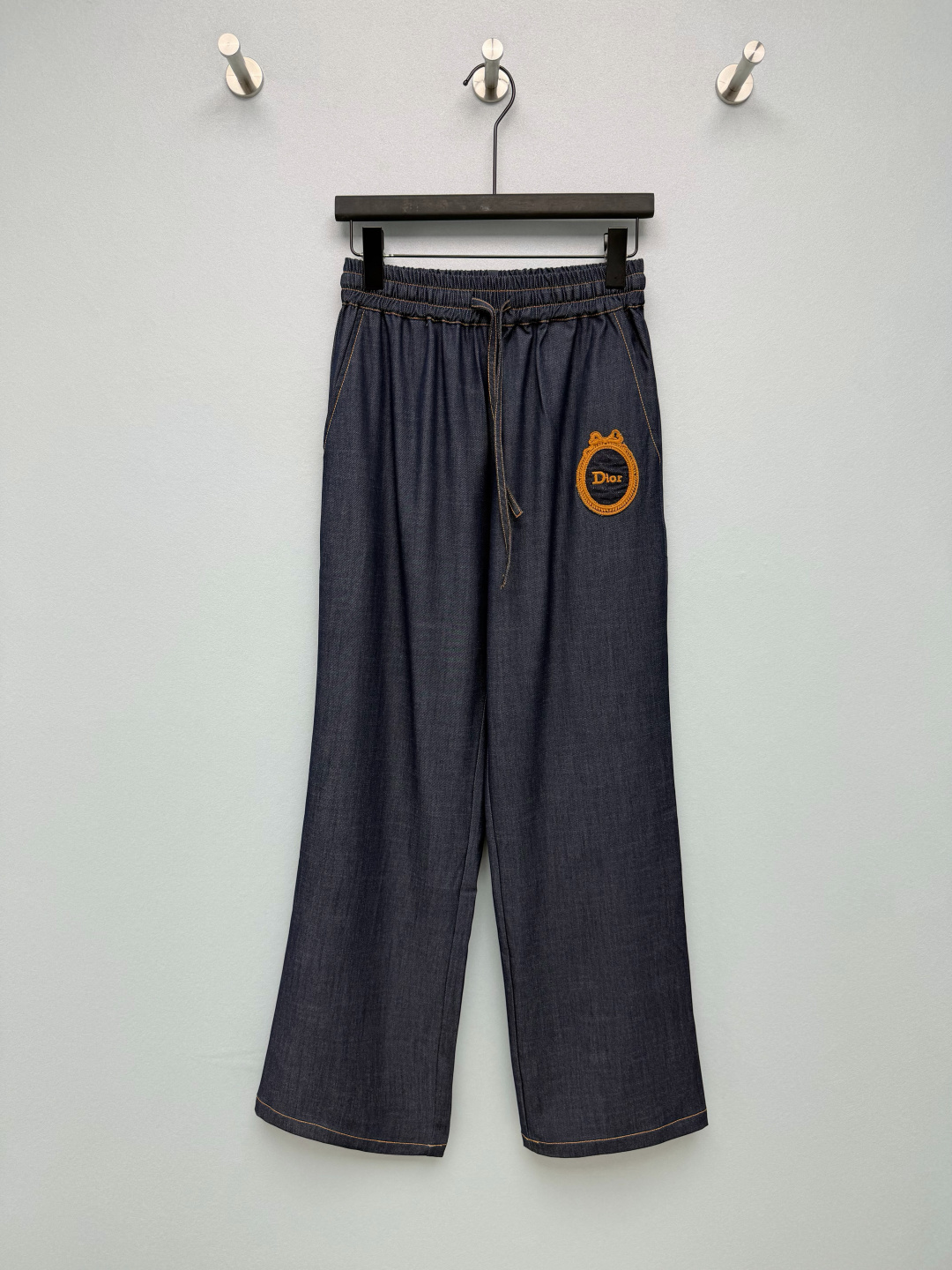 NO:820967,Dio*26 New Style Badge Embroidered Denim Wide Leg Pants  The elasticated waist + drawstring design makes it easy to put on and take off, is tolerant to the waist and abdomen, and is not flattering to your figure. The high-waisted and wide-leg version elongates the leg lines, optimizes body proportions, is super friendly to pear-shaped figures, and is elegant and agile when walking. The gold embroidered badge logo on the front side low-key highlights the brand.  The identity and details are full of high-end texture. It is made of denim fabric, which has a sense of drape. The upper body is soft and skin-friendly, breathable and not sweaty. At the same time, it retains the stiffness of denim, which is not easy to collapse, and has a slimming effect. The classic dark blue tone, with top-stitched contrasting color design, is retro and advanced!  Single color code 3 SML, Dior-clothing, dior, dior,19860909Dio*26新款 徽章刺绣牛仔阔腿裤 腰部松紧腰+抽绳设计,穿脱方便,对腰腹包容性强,不挑身材.高腰阔腿版型,拉长腿部线条,优化身材比例,对梨形身材超友好,行走间飘逸灵动.前侧金色刺绣徽章logo,低调彰显品牌身份,细节处尽显高级质感.采用牛仔面料,自带垂坠感,上身柔软亲肤,透气不闷汗,同时保留了牛仔的挺括感,不易软塌,藏肉显瘦效果拉满.经典深蓝色调,搭配明线撞色设计,复古又高级！单色3码SML,迪奥-服装,dior,dior,,Women's clothing