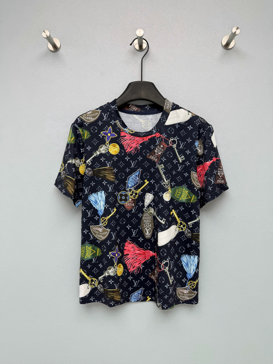 NO:820961,Louis Vuitto*26 new retro key print T-shirt. Navy blue background with classic Monogram presbyopia, supplemented by colorful keys and tassel prints. It is full of brand iconic elements, low-key and fashionable ~ The cotton fabric is soft and skin-friendly, the upper body is refreshing and not sweaty, the classic round neck + loose version, not picky on the figure, looks great with jeans and sweatpants, lazy people can just go out in one set!  Whether it's for daily outings, outings or checking in at cafes, you can wear it to create a different atmosphere, and you must have it in your wardrobe!  Single color code 3 SML, Louis Vuitton-clothing, louis vuitton, louis vuitton, jeans, tees, t-shirt,19860909Louis Vuitto*26新款复古钥匙印花T恤 藏青底色搭配经典Monogram老花,辅以彩色钥匙、流苏印花,充满品牌标志性元素,低调又时髦～棉质面料柔软亲肤,上身清爽不闷汗,经典圆领+宽松版型,不挑身材,搭配牛仔裤、运动裤都超好看,懒人直接一套出门！ 不管是日常出街、出游还是咖啡馆打卡,都能穿出不一样的氛围感,衣柜里必须安排上！ 单色3码SML,路易威登-服装,louis vuitton,louis vuitton,jeans,tees，t-shirt,,Women's clothing