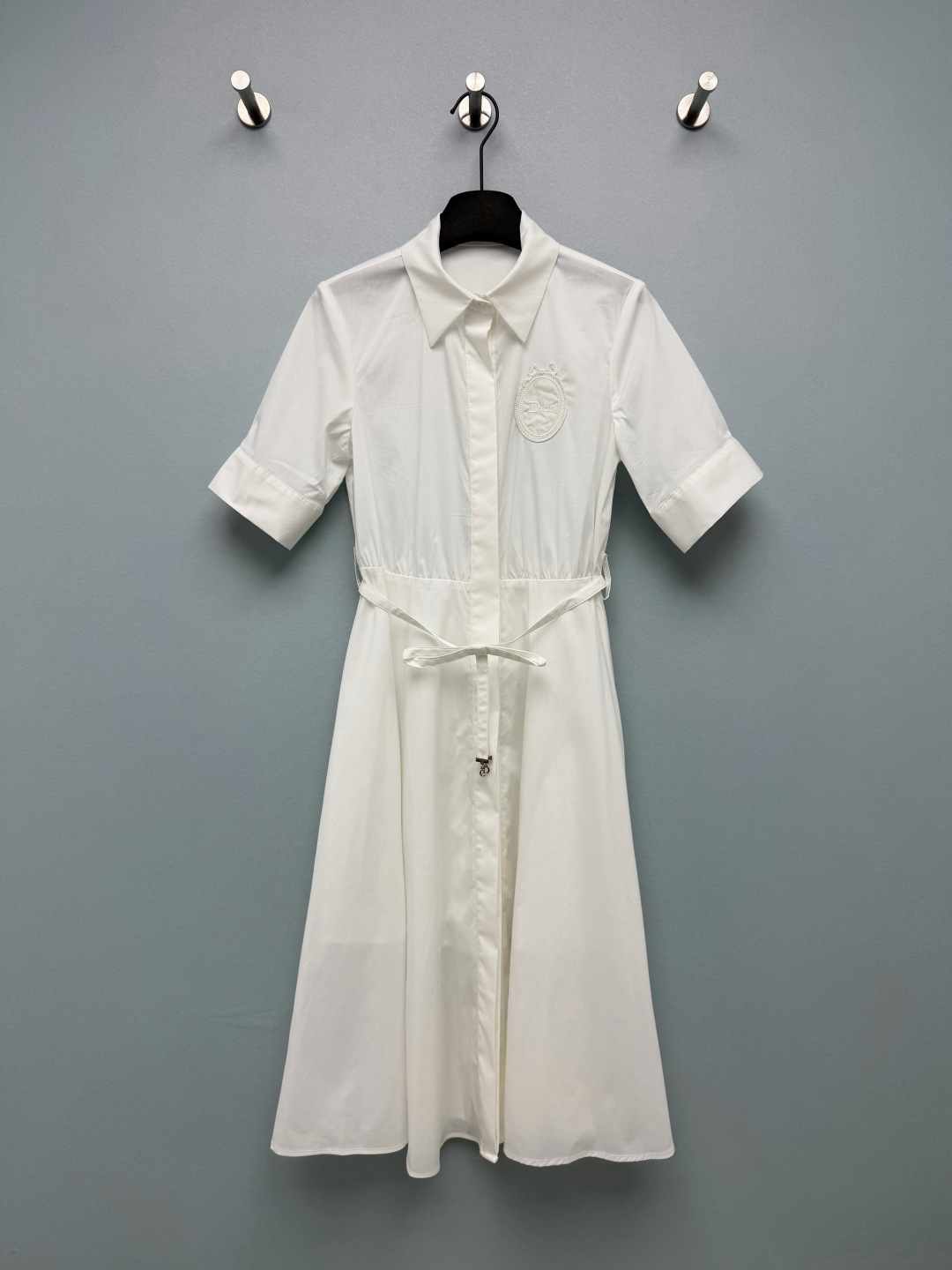 NO:820945,Dio*26 new embroidered badge waisted shirt dress, classic shirt lapel + A-line waisted version, neat and commuting, with CD letter pendant belt, easily outlines the waistline, hides the flesh and makes the effect slimming, the embroidered badge logo on the chest is low-key and exquisite, full of details ~ This white shirt dress directly welds the sense of luxury to the body!  The high-count cotton poplin fabric is crisp and breathable. Whether it is commuting to the workplace, daily outings or light gatherings, it can be worn with a different sense of luxury~ Monochrome size 3 SML, Dior-clothing, dior, dior, skirts, shirts,19860909Dio*26新款刺绣徽章收腰衬衫连衣裙 经典衬衫翻领+A字收腰版型,利落又通勤,搭配CD字母吊坠腰带,轻松勾勒腰线,藏肉显瘦效果拉满,胸前刺绣徽章logo低调又精致,细节感拉满～这条白衬衫裙直接把高级感焊在身上了！高支棉府绸面料挺括又透气,不管是职场通勤、日常出街还是轻聚会,都能穿出不一样的高级感~ 单色3码SML,迪奥-服装,dior,dior,skirts,shirts,,Women's clothing