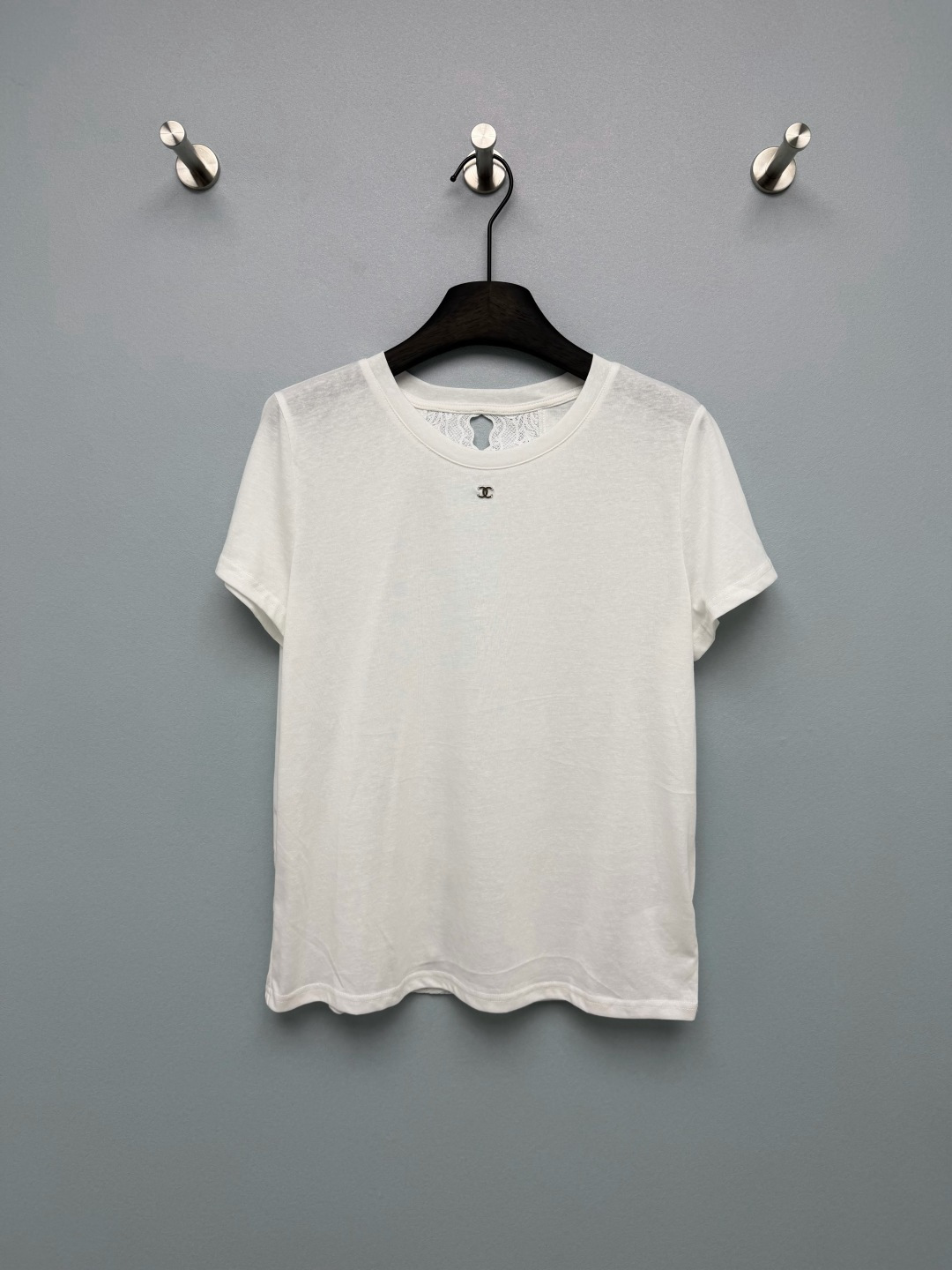 NO:820963,chan*l 26 new lace hollow back short-sleeved T-shirt, classic round neck + fitted short-sleeved version, not picky about the figure, neat and slim upper body, no pressure for daily leisure. Double metal logo on the chest, low-key to highlight the brand identity, full of high-end texture in the details, lace hollow stitching on the back, built-in caution, gentle and sexy, adding layering to the outfit. 'Low-key sophistication' is welded on the body!  The upper body of light cotton blended fabric is refreshing and not sweaty ~ 2 colors and 3 sizes SML, Chanel-clothing, chanel, chanel, T-shirt, tees, t-shirt,19860909chan*l 26新款后背蕾丝镂空短袖T恤 经典圆领+合身短袖版型,不挑身材,上身利落显瘦,日常休闲无压力 胸前金属双Clogo,低调彰显品牌身份,细节处尽显高级质感,后背蕾丝镂空拼接,自带小心机,温柔又性感,增添穿搭层次感.把“低调精致”焊在身上了！ 轻薄棉混纺面料上身清爽不闷汗~ 2色3码SML,香奈儿-服装,chanel,chanel,T-shirt,tees，t-shirt,,Women's clothing