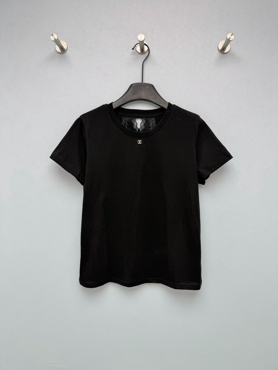 NO:820969,chan*l 26 new lace hollow back short-sleeved T-shirt, classic round neck + fitted short-sleeved version, not picky about the figure, neat and slim upper body, no pressure for daily leisure. Double metal logo on the chest, low-key to highlight the brand identity, full of high-end texture in the details, lace hollow stitching on the back, built-in caution, gentle and sexy, adding layering to the outfit. 'Low-key sophistication' is welded on the body!  The upper body of light cotton blended fabric is refreshing and not sweaty ~ 2 colors and 3 sizes SML, Chanel-clothing, chanel, chanel, T-shirt, tees, t-shirt,19860909chan*l 26新款后背蕾丝镂空短袖T恤 经典圆领+合身短袖版型,不挑身材,上身利落显瘦,日常休闲无压力 胸前金属双Clogo,低调彰显品牌身份,细节处尽显高级质感,后背蕾丝镂空拼接,自带小心机,温柔又性感,增添穿搭层次感.把“低调精致”焊在身上了！ 轻薄棉混纺面料上身清爽不闷汗~ 2色3码SML,香奈儿-服装,chanel,chanel,T-shirt,tees，t-shirt,,Women's clothing