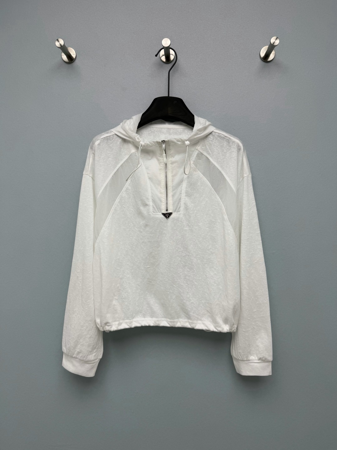 NO:820952,Prad*26 new half-zip hooded sun protection blouse. The upper body is made of light and breathable textured fabric that is refreshing and not sweaty. The half-zip + hem drawstring design can easily create a high waistline and optimize body proportions. The iconic triangular metal logo on the front is low-key and exquisite. The shoulder line mesh splicing design adds a sense of design. It looks great with jeans and sports pants. Lazy people can just go out in one!  Whether it is for daily outings, outings or light sports, you can wear it to create a different atmosphere, and it must be included in your summer wardrobe!  Single color size 3 SML, Prada-clothing, prada, prada, jeans, hats,19860909Prad*26新款半拉链连帽防晒罩衫 轻薄透气的肌理感面料上身清爽不闷汗,半拉链+下摆抽绳设计,轻松打造高腰线,优化身材比例～前襟标志性三角金属logo低调又精致,肩线网纱拼接设计增加设计感,搭配牛仔裤、运动裤都超好看,懒人直接一套出门！ 不管是日常出街、出游还是轻运动,都能穿出不一样的氛围感,夏日衣柜里必须安排上！单色3码SML,普拉达-服装,prada,prada,jeans,hats,,Women's clothing