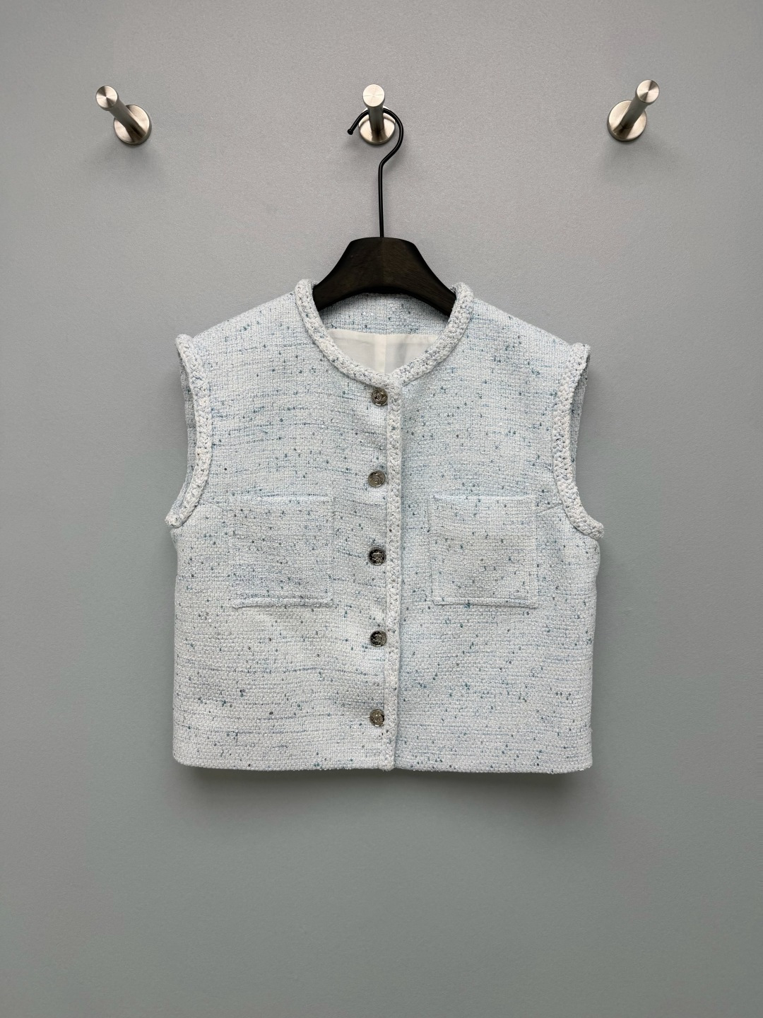 NO:820960,chan*l 26 new light blue tweed vest silk lined version  Made of light blue and white mixed color tweed fabric, woven with fine silver threads and sequins, it has a fine luster, rich texture but not ostentatious. The fabric is crisp and stylish, the upper body is not easy to collapse, and it has a refined and high-end feel. The classic round neck + short vest version can optimize the proportions regardless of the figure, and can be easily worn with high-waisted bottoms.  Line. The edges are made of hand-woven piping, which adds a sense of sophistication; the double pocket design on the chest is both practical and retro. The placket is equipped with metal logo buttons, which has a high-end texture and the details reveal the essence of fragrance~Single color size 3 SML, Chanel-clothing, chanel, chanel, real  silk,19860909chan*l 26新款浅蓝粗花呢马甲 真丝内衬版本 采用浅蓝白混色粗花呢面料,织入细闪银线与亮片,自带细碎光泽感,肌理丰富又不张扬.面料挺括有型,上身不易软塌,自带精致高级感.经典圆领+短款马甲版型,不挑身材还能优化比例,搭配高腰下装轻松穿出高腰线.边缘采用手工编织滚边,精致感拉满；胸前双口袋设计,兼具实用性与复古感.门襟搭配金属logo纽扣,质感高级,细节处尽显香风精髓~单色3码SML,香奈儿-服装,chanel,chanel,real silk,,Women's clothing