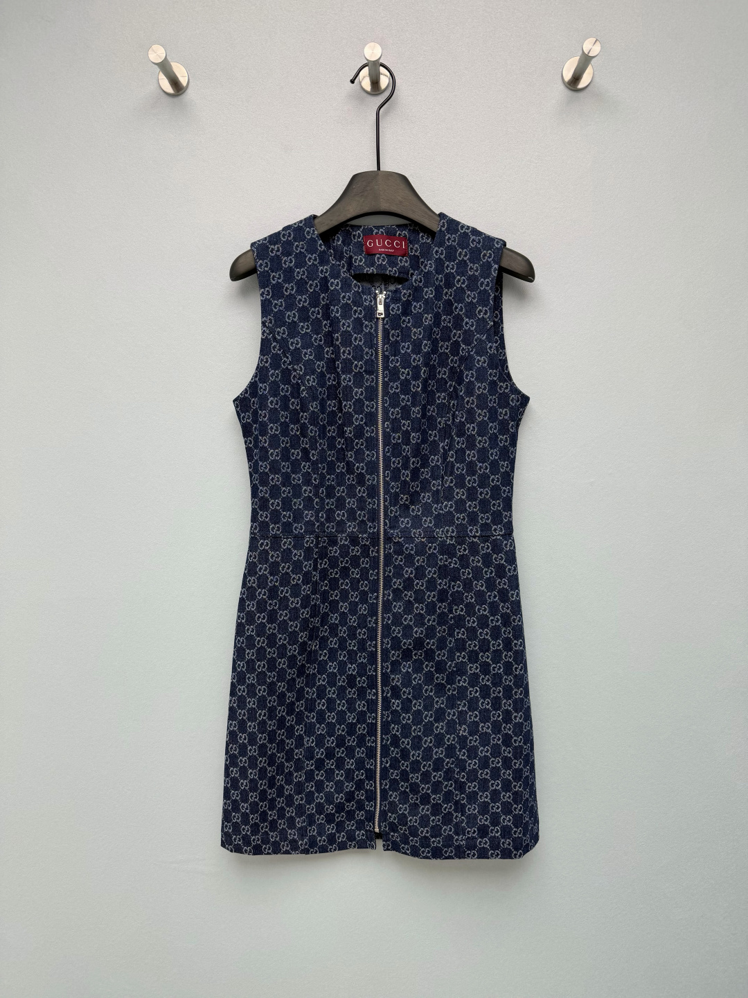 NO:821295,Gucc*26 new double g jacquard denim vest dress. Navy blue GG presbyopic denim fabric, comes with 90s retro filter, low-key and elegant. Full metal zipper design in the front, neat and sweet, can be worn in many ways, and directly fills the atmosphere. The A-line version with high waist can easily achieve the unnatural proportions. The A-line skirt hides the width of the hips and the thickness of the legs.  The leather brand logo on the back shows texture in every detail, welding the retro sweet and cool feeling to the body!  Single color size 3 SML, Gucci-clothing, gucci, gucci, skirts,19860909Gucc*26新款双g提花牛仔背心裙 藏蓝色GG老花牛仔面料,自带90年代复古滤镜,低调又显贵 前中全金属拉链设计,利落又甜酷,一衣多穿,氛围感直接拉满 高收腰A字版型,轻松掐出逆天比例,A字裙摆把胯宽、腿粗都藏得严严实实 后背的皮质品牌标,细节处尽显质感,把复古甜酷感焊在身上！单色3码SML,古驰-服装,gucci,gucci,skirts,,Women's clothing