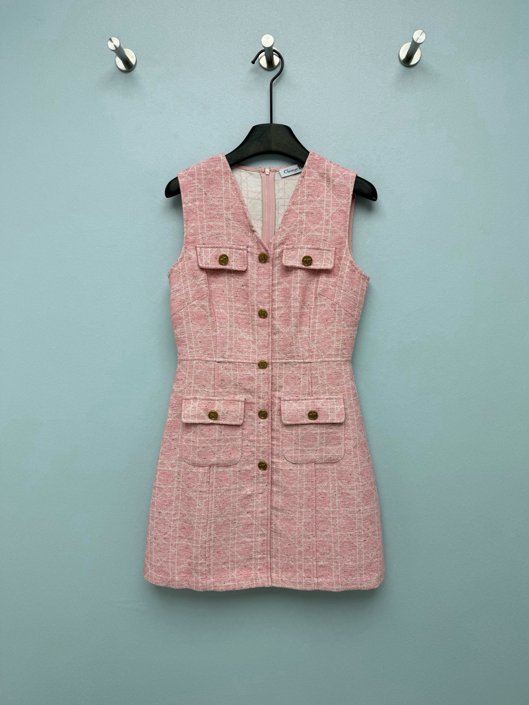 NO:821308,Dio*26 new pink cannage tweed vest dress rich family's gold-like ceiling  Gentle cherry blossom pink tweed, full of texture, comes with gentle spring and summer filters, V-neck + four pockets + metal buckles, neat and refined, and directly adds a sense of elegance. The high-waisted A-line version easily creates an incredible proportion, the A-line skirt hides the width of the hips and the thickness of the legs, and the bronze brand metal buckle shows texture in every detail. It is a popular model of the brand that combines girlishness with high-end texture, focusing on gentleness and elegance!  Monochrome size 3 SML, Dior-clothing, dior, dior, skirts,19860909Dio*26新款粉色藤格粗花呢背心裙 富家千金感天花板 温柔的樱花粉粗花呢,肌理感十足,自带春夏温柔滤镜,V领+四口袋+金属扣,利落又精致,贵气感直接拉满.高收腰A字版型,轻松掐出逆天比例,A字裙摆把胯宽、腿粗都藏得严严实实,古铜色的品牌金属扣,细节处尽显质感,是品牌兼具少女感与高级质感的热门款,主打温柔贵气！单色3码SML,迪奥-服装,dior,dior,skirts,,Women's clothing
