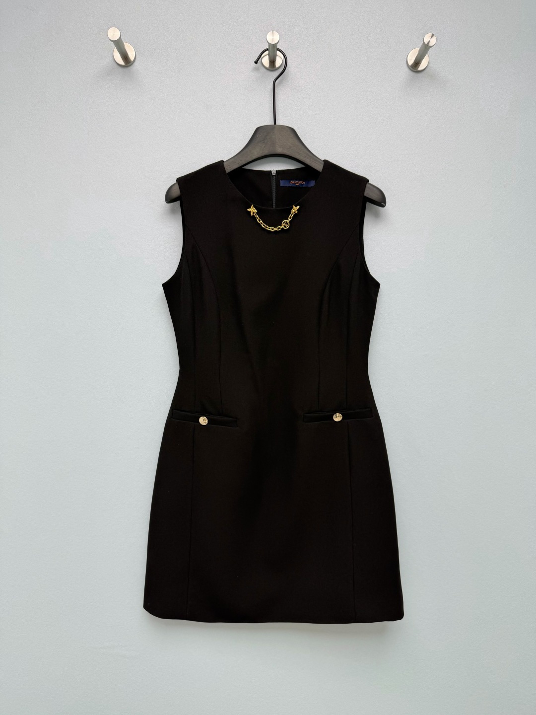 NO:821315,Louis Vuitto*26 new black sleeveless vest dress. Classic black suit fabric, crisp and stylish without looking bloated. It comes with a matte advanced filter. The metal chain at the neckline, with Monogram four-leaf flower details, breaks the dullness in one second, and directly adds a sense of nobility. The three-dimensional waist cut makes it easy to achieve unnatural proportions. The straight skirt hides the width of the hips and the thickness of the legs.  The branded metal buckle on the pocket is low-key yet noble, and those who are into details will really love it!  Solid color size 3 SML,Louis Vuitton-clothing,louis vuitton,louis vuitton,skirts,business suit,19860909Louis Vuitto*26新款黑色无袖背心裙 经典的黑色西装面料,挺括有型又不显臃肿,自带哑光高级滤镜 领口的金属链条,搭配Monogram四叶花细节,一秒打破沉闷,贵气感直接拉满,立体收腰剪裁,轻松掐出逆天比例,直筒裙摆把胯宽、腿粗都藏得严严实实 口袋处的品牌金属扣,低调又显贵,细节控真的会爱！单色3码SML,路易威登-服装,louis vuitton,louis vuitton,skirts,business suit,,Women's clothing