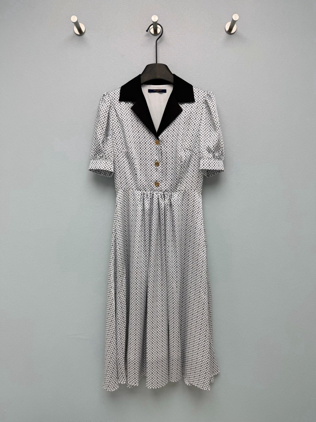 NO:821325,Louis Vuitto*26 New Presbyopia Lapel Contrast Color Dress Fully Printed with Monogram Presbyopia + Black Contrast Color Suit Collar, which directly balances 'low-key elegance' and 'retro elegance'  The presbyopia on the body is low-key and dignified. The black lapels enhance the sophistication in one second. It comes with a retro Hepburn style filter. The golden hollow presbyopia buttons show texture in every detail. The high waist design + drape A-line skirt easily optimizes body proportions and covers the crotch and thigh lines. The pear-shaped body can also easily wear a small waist, looking slim and elegant ~ Monochrome size 3 SML, Louis Vuitton-clothing, louis vuitton, louis  vuitton,skirts,business suit,19860909Louis Vuitto*26新款老花翻领撞色连衣裙 满印Monogram老花+黑色撞色西装领,直接把“低调贵气”和“复古优雅”平衡得刚刚好 衣身的老花低调又显贵,黑色翻领一秒提升精致度,自带复古赫本风滤镜,金色的镂空老花纽扣,细节处尽显质感,高收腰设计+垂坠A字裙摆,轻松优化身材比例,遮住胯部和大腿线条,梨形身材也能轻松穿出小蛮腰,显瘦又优雅~单色3码SML,路易威登-服装,louis vuitton,louis vuitton,skirts,business suit,,Women's clothing