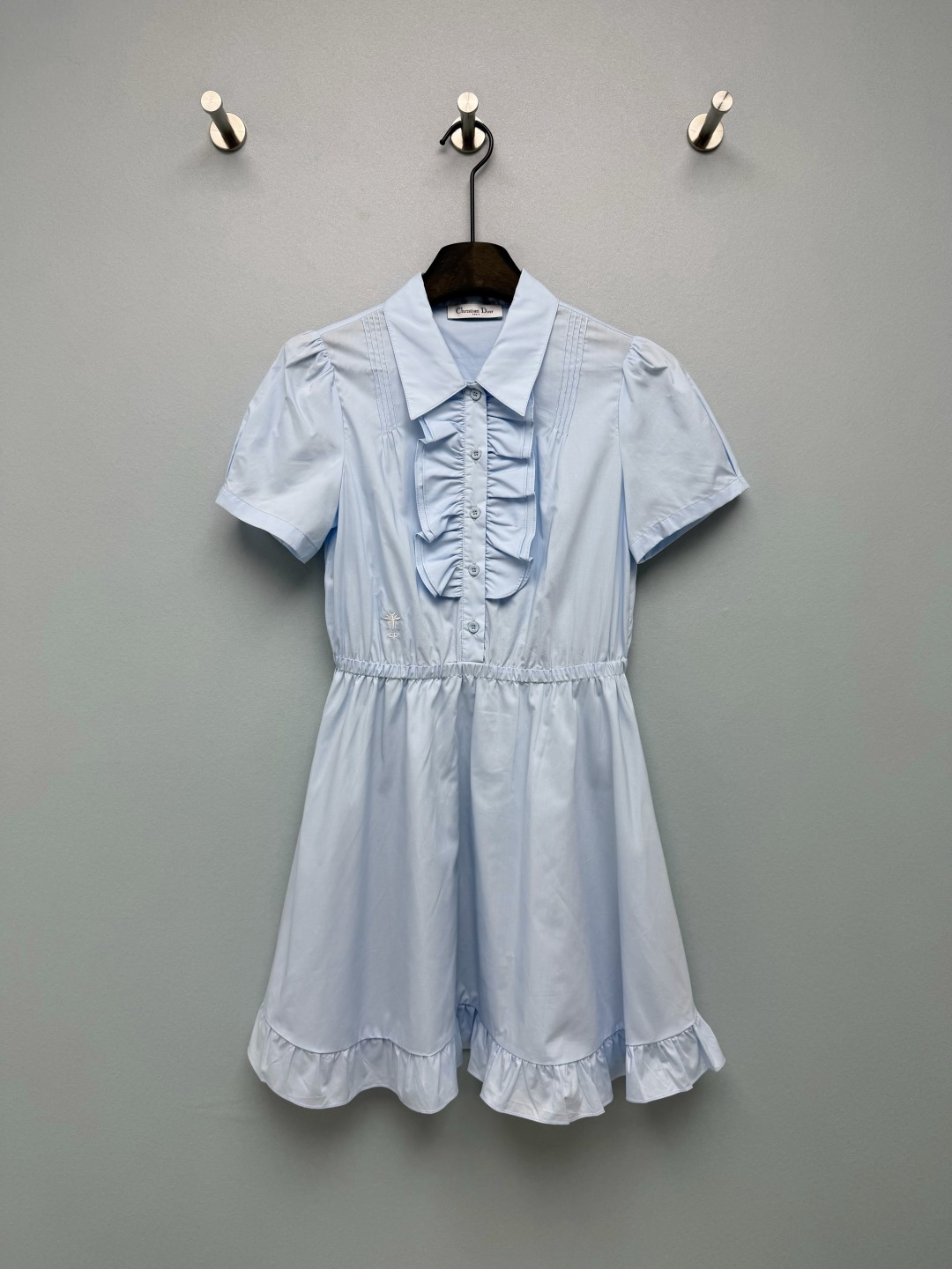 NO:821352,Dio*26 new aqua blue shirt dress, gentle and gold-like ceiling. The low-saturation aqua blue comes with a cool and gentle filter. Wearing it is like the white moonlight with oxygen in spring and summer. The shirt lapel + short puff sleeves are neat and hidden, and the flesh is directly invisible. The layered ruffles on the placket + ruffles on the skirt are gentle and playful, giving a girlish look. The CD bee embroidery on the side is low-key and noble. I will really love the details.  The sense of fresh oxygen + French preppy style welds the sense of gentleness to the body!  Single color code 3 SML, Dior-clothing, dior, dior, skirts, shirts, T-shirt,19860909Dio*26新款水蓝色衬衫裙 温柔千金感天花板 低饱和度的水蓝色自带清冷温柔滤镜,穿上就是春夏里的氧气感白月光 衬衫翻领+泡泡短袖,利落又藏肉,拜拜肉直接隐形 门襟的层叠荷叶边+裙摆荷叶边,温柔又俏皮,少女感直接拉满 侧面的CD蜜蜂刺绣,低调又显贵,细节控真的会爱 清新氧气感+法式学院风把温柔千金感焊在身上！单色3码SML,迪奥-服装,dior,dior,skirts,shirts,T-shirt,,Women's clothing