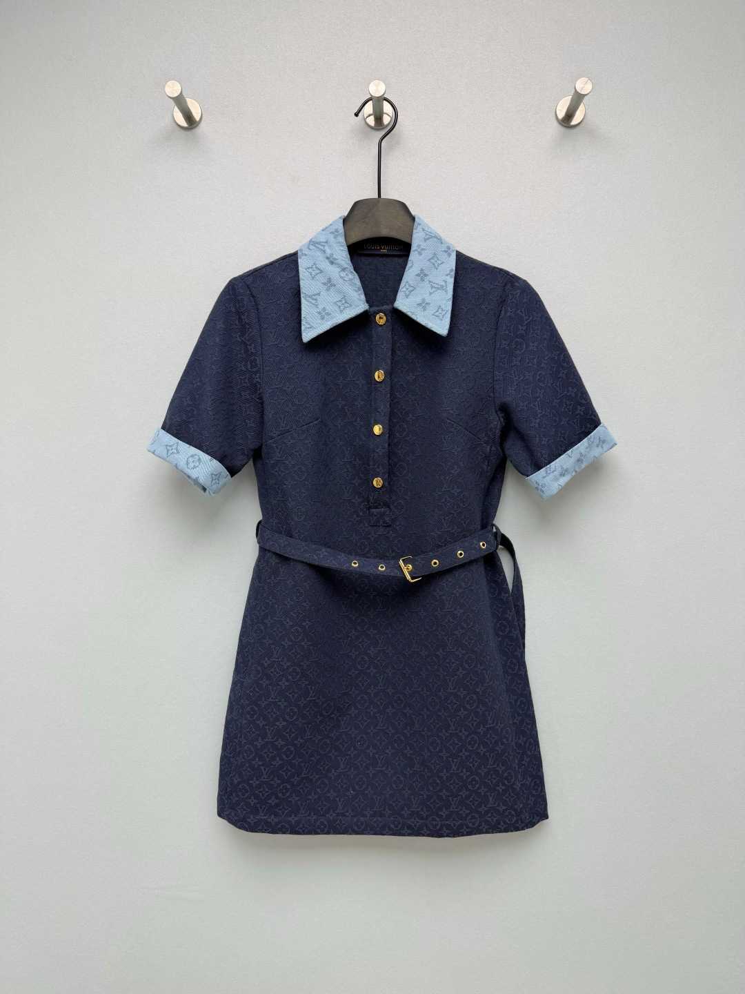 NO:821338,Louis Vuitto*26 new jacquard presbyopic Polo dress. Navy Monogram presbyopic + denim contrasting collar, which directly balances the 'low-key elegance' and 'college spirit'. The dark patterned presbyopia all over the body comes with advanced filters, which is not exaggerated but highly recognizable. The matching brand metal buckle belt instantly creates an unparalleled proportion. The luxurious texture and American college style can be salty or sweet. It can be held in daily and light formal occasions!  Solid color size 3 SML,Louis Vuitton-clothing,louis vuitton,louis vuitton,skirts,19860909Louis Vuitto*26新款提花老花Polo连衣裙 藏青Monogram老花+牛仔撞色领边,直接把“低调贵气”和“学院元气”平衡得刚刚好 全身暗纹老花自带高级滤镜,不浮夸却辨识度拉满 配套的品牌金属扣腰带一系,瞬间掐出逆天比例,奢华质感与美式学院风,可盐可甜,日常和轻正式场合都能hold住！单色3码SML,路易威登-服装,louis vuitton,louis vuitton,skirts,,Women's clothing