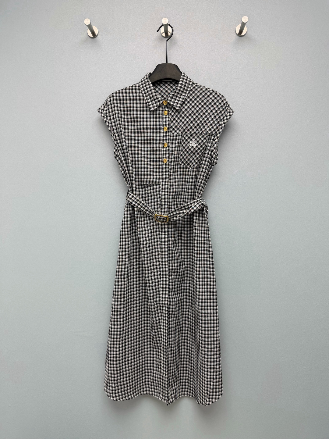 NO:821366,CELIN*26 new black and white plaid shirt dress. Classic black and white fine plaid pattern, with French retro filter, completely timeless. Shirt lapel + sleeveless flying sleeves, neat and hidden, bye-bye flesh is directly invisible. The highlight is this belt of the same fabric!  !  With the CE metal buckle, you can create a high waistline in an instant, and the proportions are directly optimized to the sky. The Arc de Triomphe embroidery on the chest pocket is low-key and noble. CE really understands girls!  !  This black and white plaid shirt dress directly welds 'relaxed elegance' to the body. Single color size 3 SML, Celine-clothing, celine, celine, skirts, shirts,19860909CELIN*26新款黑白格纹衬衫裙 经典的黑白细格纹,自带法式复古滤镜,完全不会过时 衬衫翻领+无袖小飞袖,利落又藏肉,拜拜肉直接隐形 重点是这条同面料腰带！！CE金属扣一系,瞬间掐出高腰线,比例直接优化到逆天 胸前口袋的凯旋门刺绣,低调又显贵,CE真的太懂女生了！！这件黑白格纹衬衫裙直接把「松弛贵气感」焊在身上单色3码SML,赛琳-服装,celine,celine,skirts,shirts,,Women's clothing