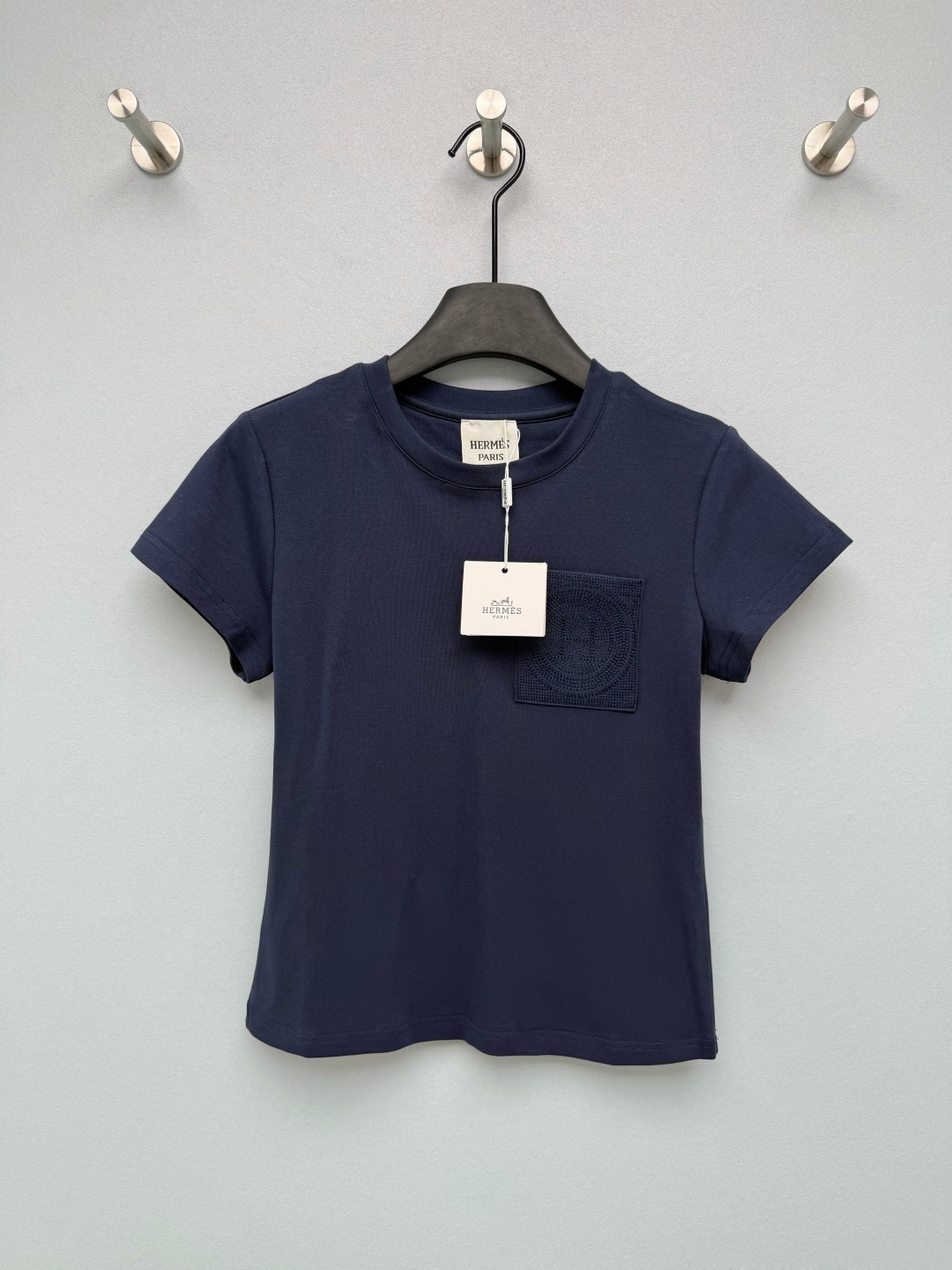NO:821316,HERME*26 new embroidered short-sleeved T-shirt top  On the square pocket on the chest, the brand logo is presented with exquisite H-circular embroidery technology. The details are exquisite and low-key, and it has a full sense of high-end. It bids farewell to the monotony of ordinary T-shirts. It is made of high-count mercerized cotton fabric, which feels soft and skin-friendly. The upper body has a drapey feeling, is not easy to deform and wrinkle, and has both breathability and stiffness. It is a must-have item in summer.  White is clean and refreshing, black is cool and slimming, navy blue is calm and intellectual, burgundy is retro Hong Kong style, has its own atmosphere, and is super eye-catching when paired with jeans ~ 4 colors and 4 sizes SMLXL, Hermès-clothing, hermes, hermes, jeans, T-shirt, tees, t-shirt,19860909HERME*26新款刺绣短袖t恤上衣 胸前的方形口袋上,以精湛的H圆形刺绣工艺呈现品牌标识,细节精致低调,高级感拉满,告别普通T恤的单调感.采用高支丝光棉面料,手感软糯亲肤,上身自带垂坠感,不易变形、不易皱,兼具透气性与挺括度,是夏日刚需款.白色干净清爽、黑色酷飒显瘦、藏蓝色沉稳知性、酒红色复古港风,自带氛围感,搭配牛仔裤超亮眼~4色4码SMLXL,爱马仕-服装,hermes,hermes,jeans,T-shirt,tees，t-shirt,,Women's clothing