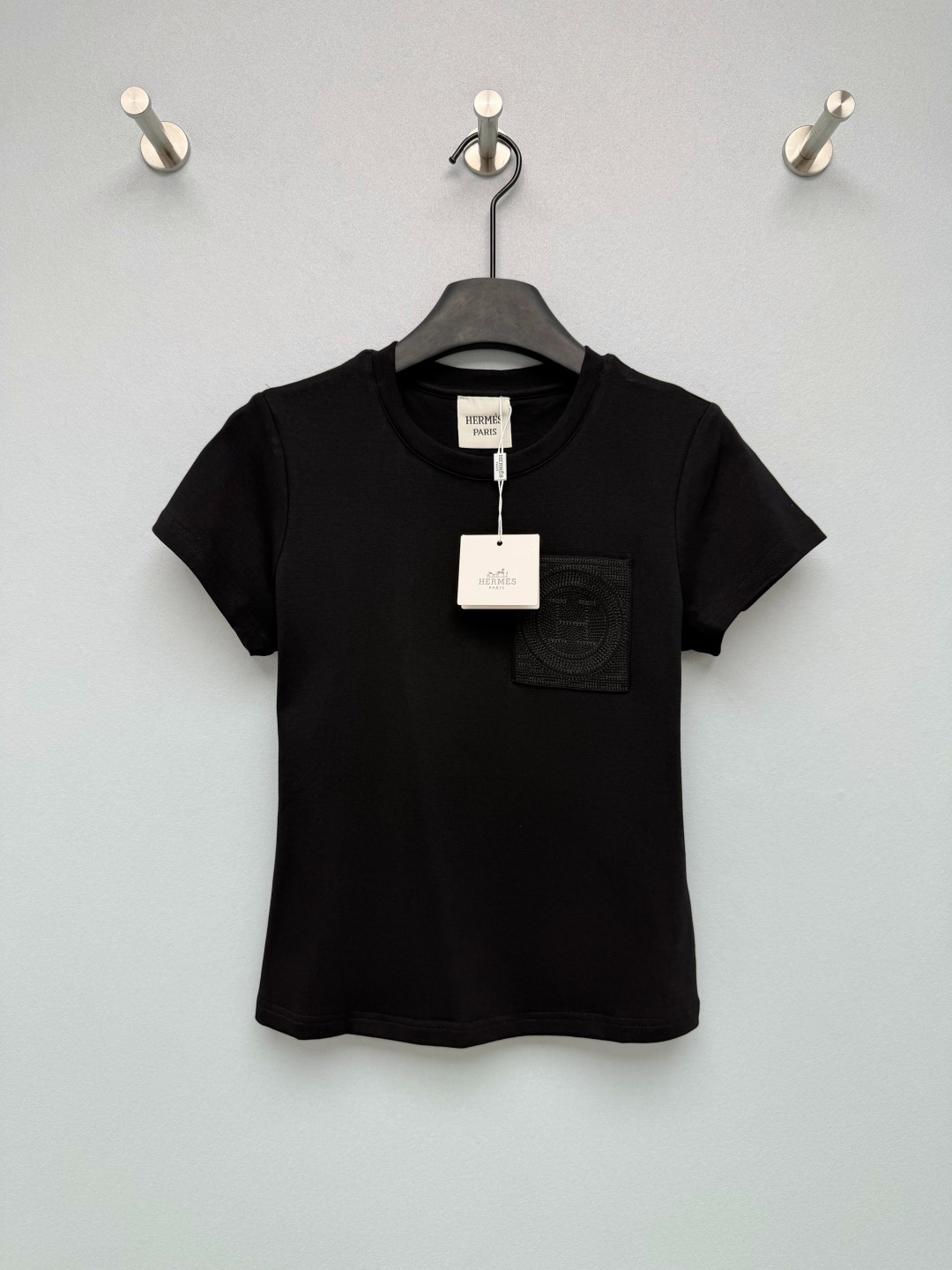 NO:821328,HERME*26 new embroidered short-sleeved T-shirt top  On the square pocket on the chest, the brand logo is presented with exquisite H-circular embroidery technology. The details are exquisite and low-key, and it has a full sense of high-end. It bids farewell to the monotony of ordinary T-shirts. It is made of high-count mercerized cotton fabric, which feels soft and skin-friendly. The upper body has a drapey feeling, is not easy to deform and wrinkle, and has both breathability and stiffness. It is a must-have item in summer.  White is clean and refreshing, black is cool and slimming, navy blue is calm and intellectual, burgundy is retro Hong Kong style, has its own atmosphere, and is super eye-catching when paired with jeans ~ 4 colors and 4 sizes SMLXL, Hermès-clothing, hermes, hermes, jeans, T-shirt, tees, t-shirt,19860909HERME*26新款刺绣短袖t恤上衣 胸前的方形口袋上,以精湛的H圆形刺绣工艺呈现品牌标识,细节精致低调,高级感拉满,告别普通T恤的单调感.采用高支丝光棉面料,手感软糯亲肤,上身自带垂坠感,不易变形、不易皱,兼具透气性与挺括度,是夏日刚需款.白色干净清爽、黑色酷飒显瘦、藏蓝色沉稳知性、酒红色复古港风,自带氛围感,搭配牛仔裤超亮眼~4色4码SMLXL,爱马仕-服装,hermes,hermes,jeans,T-shirt,tees，t-shirt,,Women's clothing