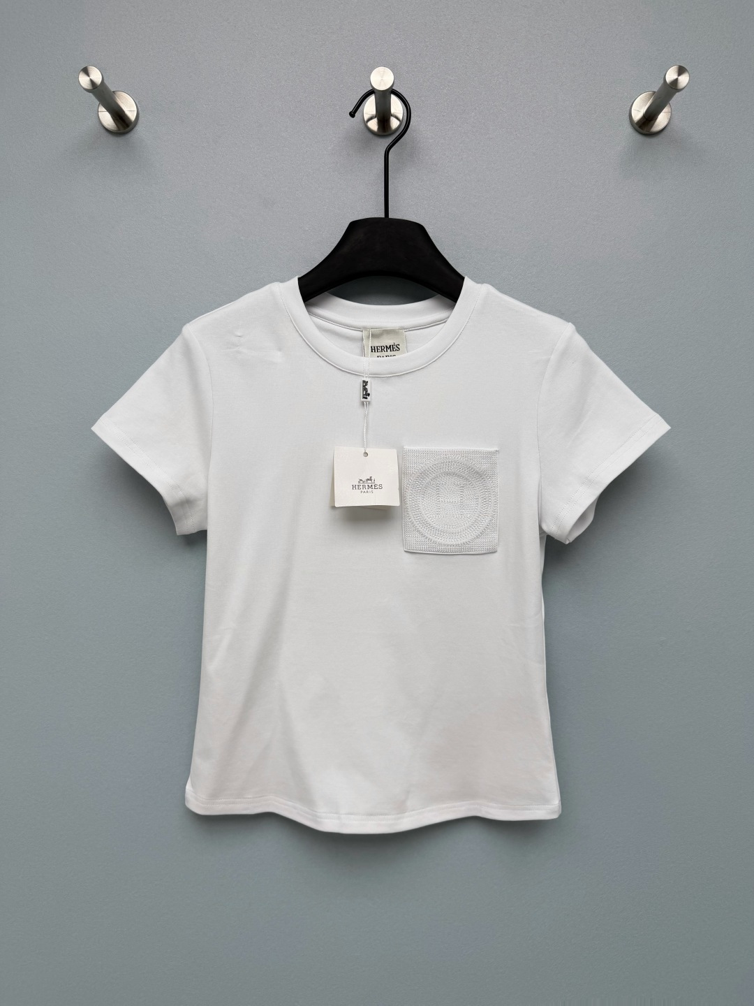 NO:821343,HERME*26 new embroidered short-sleeved T-shirt top  On the square pocket on the chest, the brand logo is presented with exquisite H-circular embroidery technology. The details are exquisite and low-key, and it has a full sense of high-end. It bids farewell to the monotony of ordinary T-shirts. It is made of high-count mercerized cotton fabric, which feels soft and skin-friendly. The upper body has a drapey feeling, is not easy to deform and wrinkle, and has both breathability and stiffness. It is a must-have item in summer.  White is clean and refreshing, black is cool and slimming, navy blue is calm and intellectual, burgundy is retro Hong Kong style, has its own atmosphere, and is super eye-catching when paired with jeans ~ 4 colors and 4 sizes SMLXL, Hermès-clothing, hermes, hermes, jeans, T-shirt, tees, t-shirt,19860909HERME*26新款刺绣短袖t恤上衣 胸前的方形口袋上,以精湛的H圆形刺绣工艺呈现品牌标识,细节精致低调,高级感拉满,告别普通T恤的单调感.采用高支丝光棉面料,手感软糯亲肤,上身自带垂坠感,不易变形、不易皱,兼具透气性与挺括度,是夏日刚需款.白色干净清爽、黑色酷飒显瘦、藏蓝色沉稳知性、酒红色复古港风,自带氛围感,搭配牛仔裤超亮眼~4色4码SMLXL,爱马仕-服装,hermes,hermes,jeans,T-shirt,tees，t-shirt,,Women's clothing
