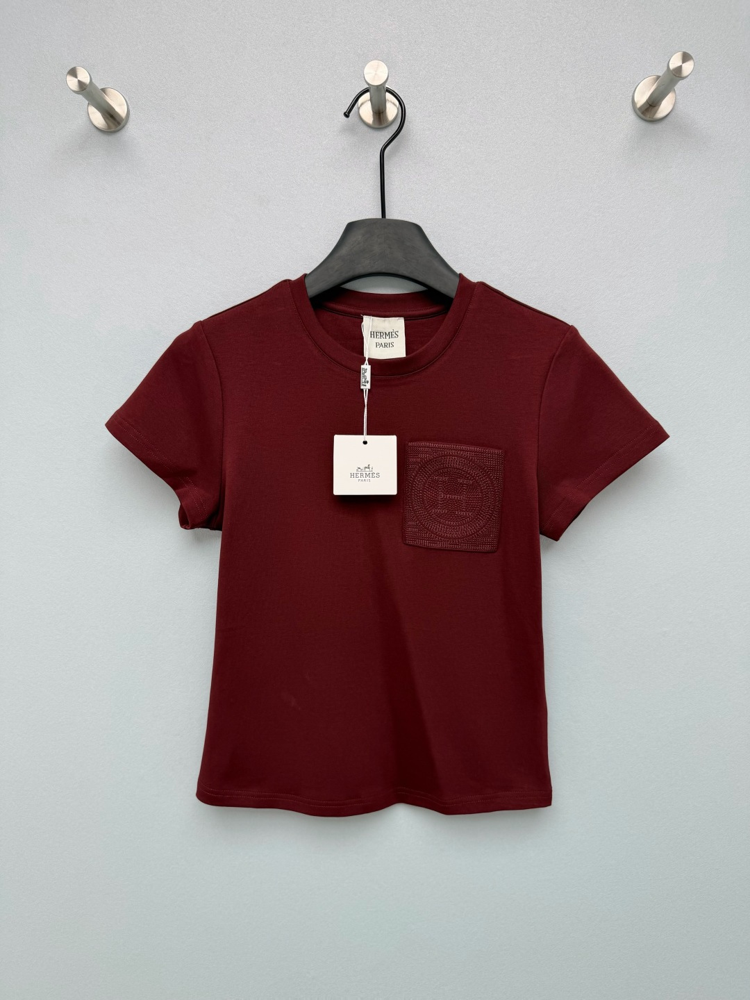 NO:821356,HERME*26 new embroidered short-sleeved T-shirt top  On the square pocket on the chest, the brand logo is presented with exquisite H-circular embroidery technology. The details are exquisite and low-key, and it has a full sense of high-end. It bids farewell to the monotony of ordinary T-shirts. It is made of high-count mercerized cotton fabric, which feels soft and skin-friendly. The upper body has a drapey feeling, is not easy to deform and wrinkle, and has both breathability and stiffness. It is a must-have item in summer.  White is clean and refreshing, black is cool and slimming, navy blue is calm and intellectual, burgundy is retro Hong Kong style, has its own atmosphere, and is super eye-catching when paired with jeans ~ 4 colors and 4 sizes SMLXL, Hermès-clothing, hermes, hermes, jeans, T-shirt, tees, t-shirt,19860909HERME*26新款刺绣短袖t恤上衣 胸前的方形口袋上,以精湛的H圆形刺绣工艺呈现品牌标识,细节精致低调,高级感拉满,告别普通T恤的单调感.采用高支丝光棉面料,手感软糯亲肤,上身自带垂坠感,不易变形、不易皱,兼具透气性与挺括度,是夏日刚需款.白色干净清爽、黑色酷飒显瘦、藏蓝色沉稳知性、酒红色复古港风,自带氛围感,搭配牛仔裤超亮眼~4色4码SMLXL,爱马仕-服装,hermes,hermes,jeans,T-shirt,tees，t-shirt,,Women's clothing