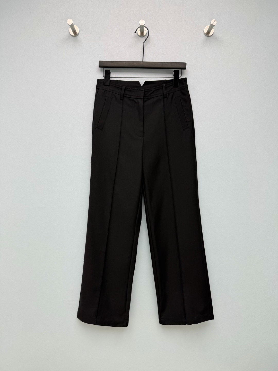 NO:821369,HERME*26 new small straight trousers, high waist + medium front pleats, small straight version, the upper body directly modifies the crotch line  The customized metal zipper pullers and hardware are all with brand logo, neat wiring, high-end hardware texture, low-key to highlight the brand identity, and the details are eye-catching. The white is clean and refreshing, the black is cool and slim, the navy is calm and intellectual, and the burgundy is retro Hong Kong style, with its own atmosphere ~ 3 colors and 4 sizes SMLXL, Hermès-clothing, hermes, hermes,19860909HERME*26新款小直筒长裤 高腰+前中压褶小直筒版型 上身直接修饰胯部线条 定制的金属拉链头与五金件都带有品牌标识,走线工整,五金质感高级,低调彰显品牌身份,细节控一眼心动.白色干净清爽、黑色酷飒显瘦、藏蓝色沉稳知性、酒红色复古港风,自带氛围感~3色4码SMLXL,爱马仕-服装,hermes,hermes,,Women's clothing