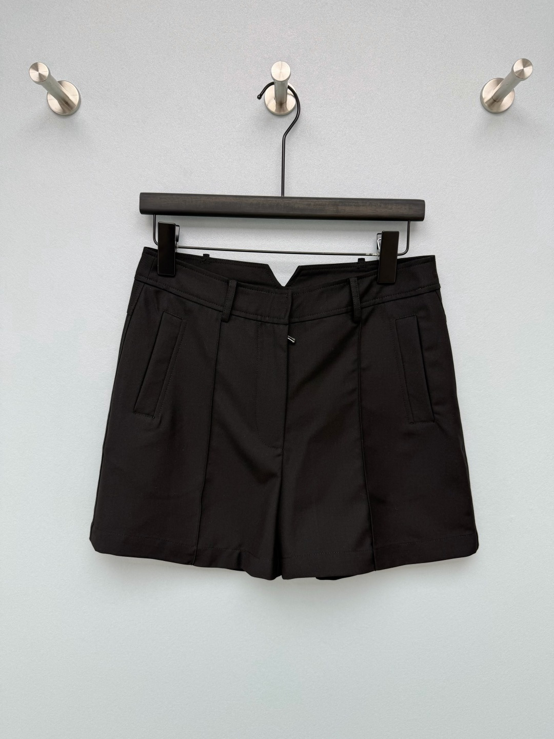 NO:821382,HERME*26 new shorts, high waist + medium front pleats, small wide legs, A version, the upper body directly modifies the crotch line  The customized metal zipper pullers and hardware are all with brand logo, neat wiring, high-end hardware texture, low-key to highlight the brand identity, and the details are eye-catching. The white is clean and refreshing, the black is cool and slim, the navy is calm and intellectual, and the burgundy is retro Hong Kong style, with its own atmosphere ~ 3 colors and 4 codes SMLXL, Hermès-clothing, hermes, hermes, shorts,19860909HERME*26新款短裤 高腰+前中压褶小阔腿A版型 上身直接修饰胯部线条 定制的金属拉链头与五金件都带有品牌标识,走线工整,五金质感高级,低调彰显品牌身份,细节控一眼心动.白色干净清爽、黑色酷飒显瘦、藏蓝色沉稳知性、酒红色复古港风,自带氛围感~3色4码SMLXL,爱马仕-服装,hermes,hermes,shorts,,Women's clothing