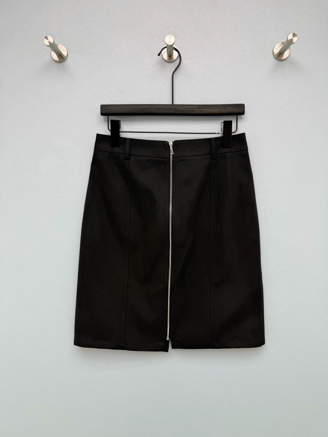 NO:821398,HERME*26 new skirt  The through-type metal zipper on the front has a great sense of design. The zipper is a neat A-line skirt, and the half-open skirt has a slit effect. The skirt can be worn multiple times and is very cost-effective. The customized metal zipper pullers and hardware are all branded with the brand logo. The lines are neatly routed, and the hardware texture is high-end, low-key highlighting the brand identity.  , details control the heart at a glance. White is clean and refreshing, black is cool and slimming, navy blue is calm and intellectual, burgundy is retro Hong Kong style, with its own atmosphere ~ 3 colors and 4 sizes SMLXL, Hermès-clothing, hermes, hermes, skirts,19860909HERME*26新款半裙 正面贯穿式金属拉链超有设计感,拉合是利落A字半裙,半开是开衩效果,一裙多穿性价比拉满定制的金属拉链头与五金件都带有品牌标识,走线工整,五金质感高级,低调彰显品牌身份,细节控一眼心动.白色干净清爽、黑色酷飒显瘦、藏蓝色沉稳知性、酒红色复古港风,自带氛围感~3色4码SMLXL,爱马仕-服装,hermes,hermes,skirts,,Women's clothing